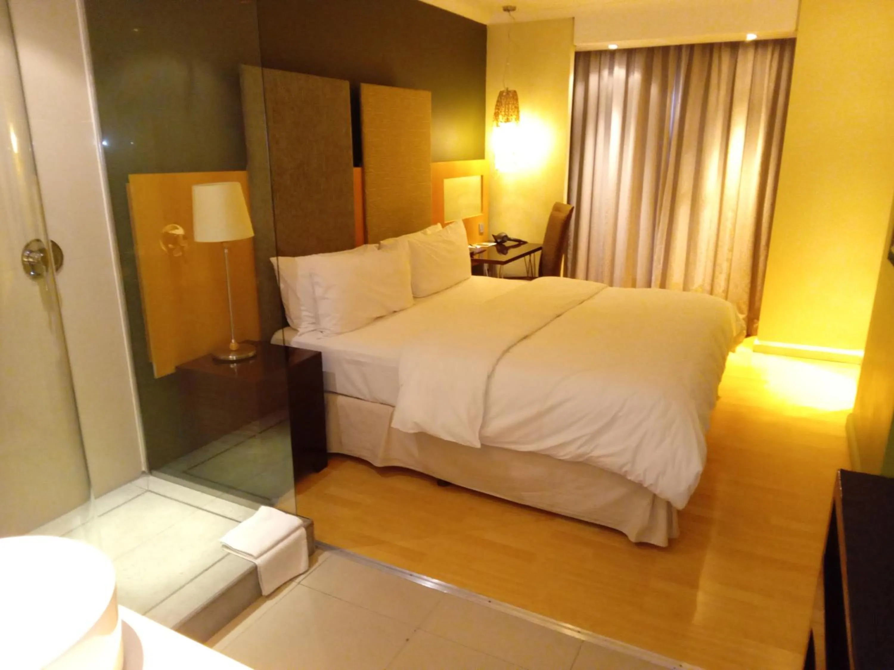 Shower, Bed in Protea Hotel by Marriott Bloemfontein Willow Lake