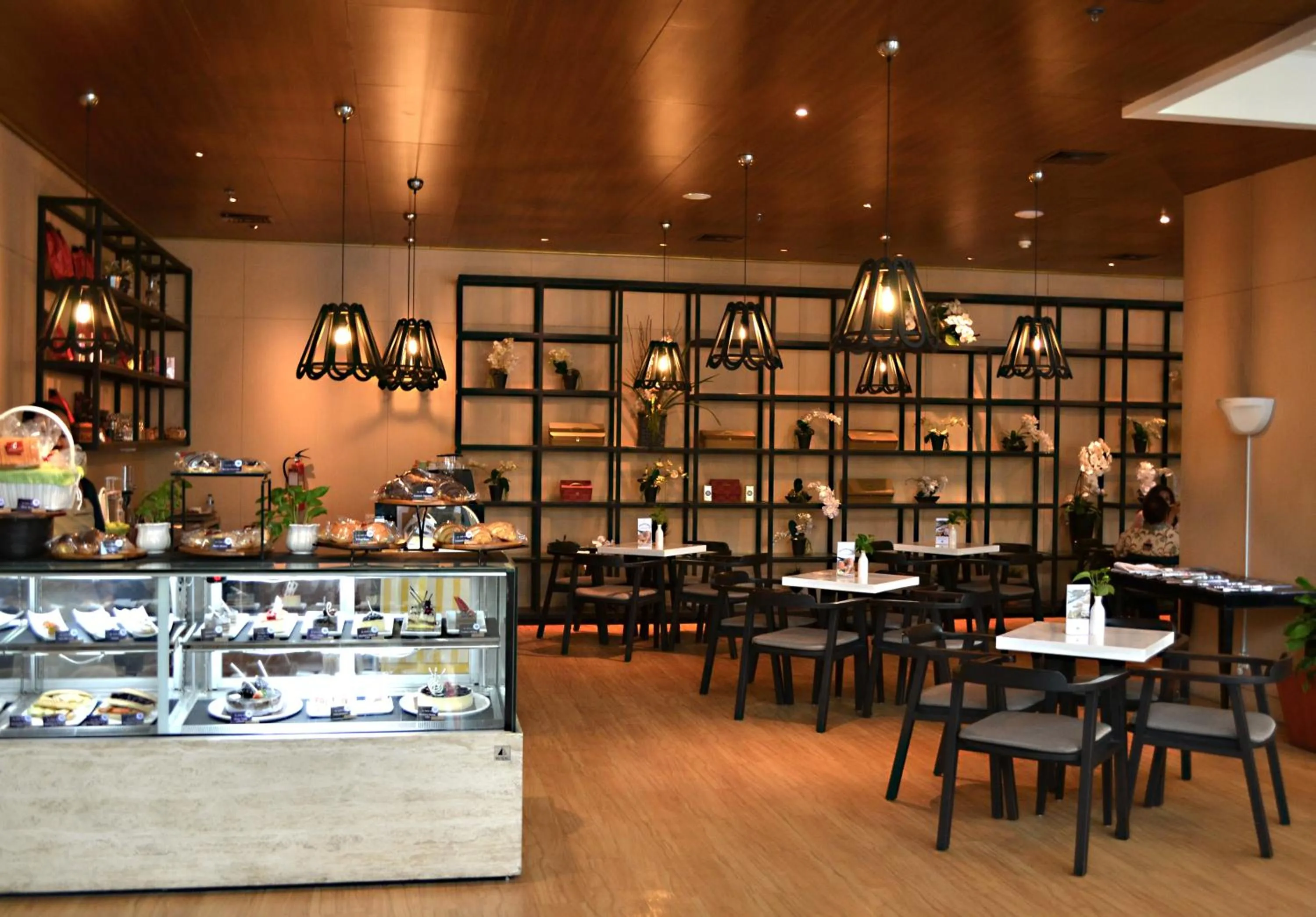 Restaurant/places to eat in Century Park Hotel