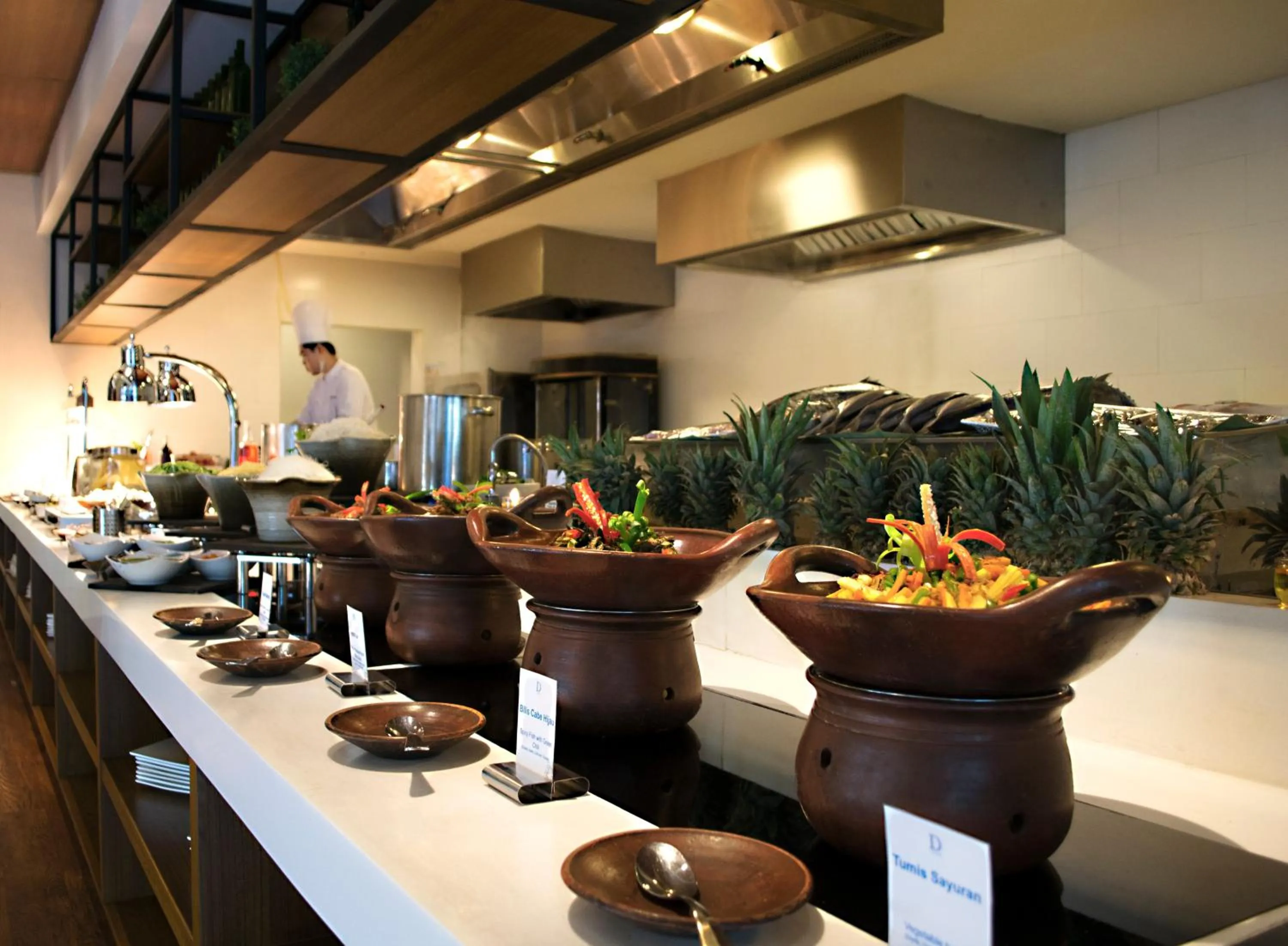 Restaurant/places to eat in Century Park Hotel