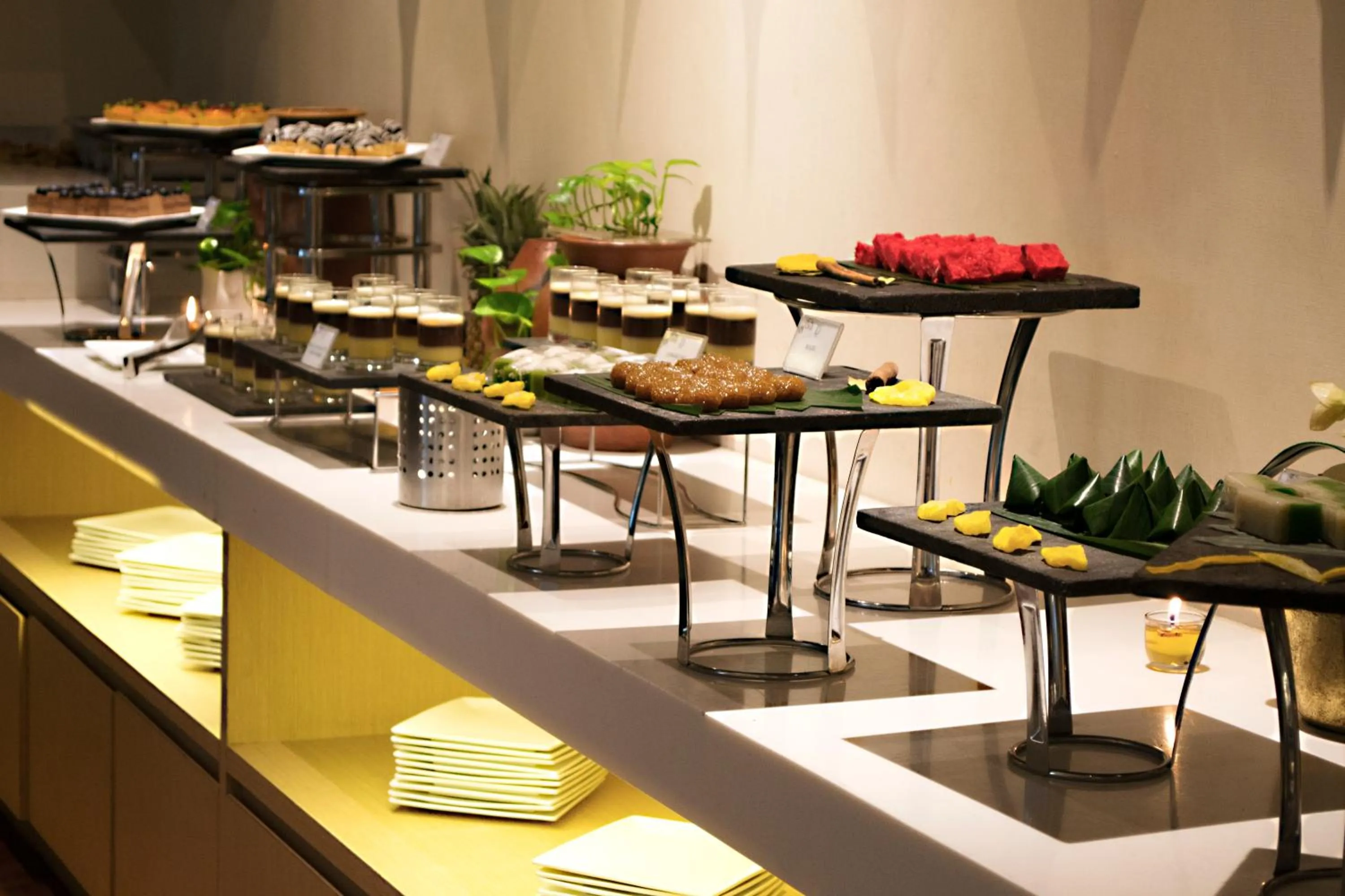 Restaurant/places to eat in Century Park Hotel