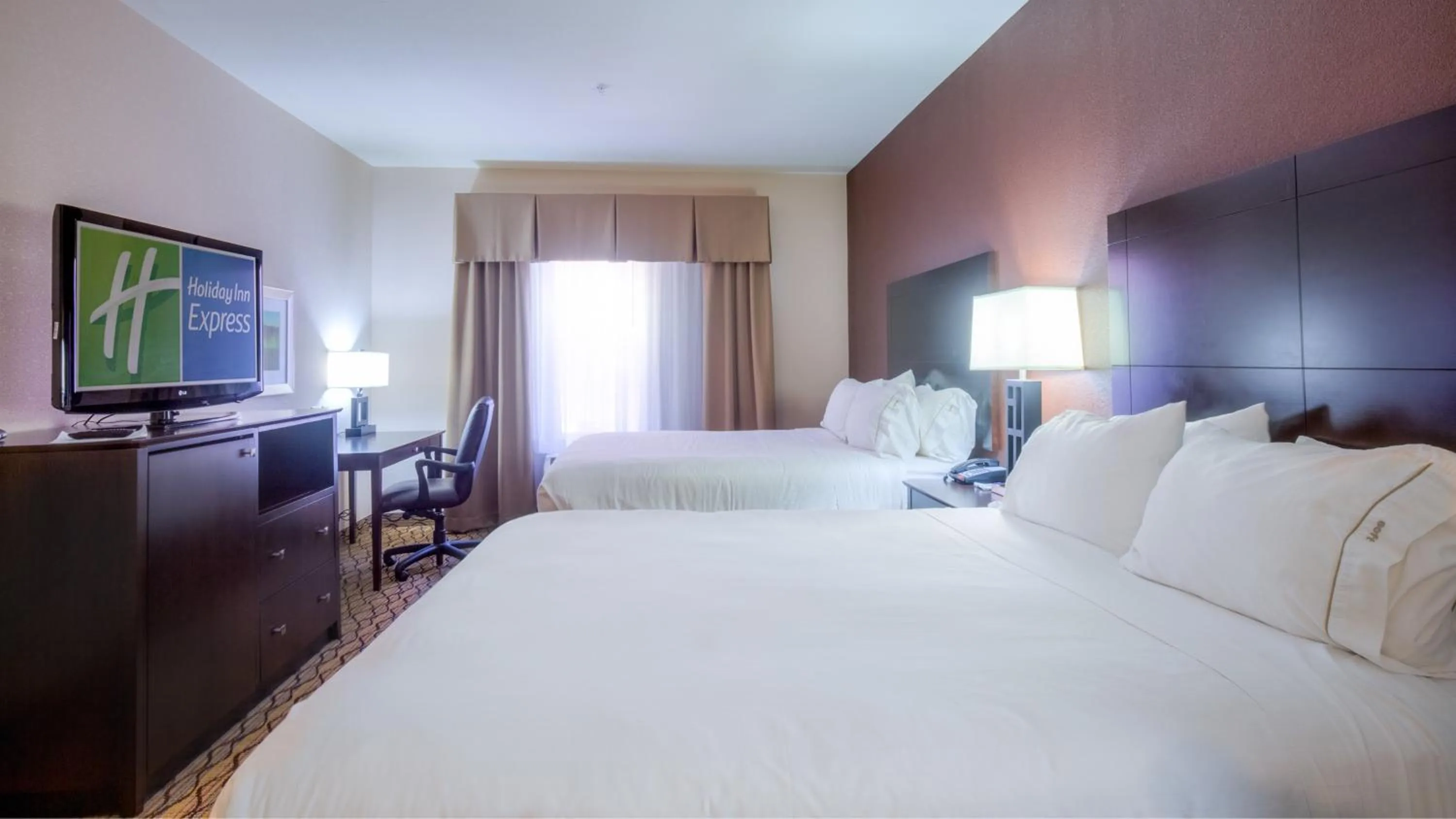 Photo of the whole room, Bed in Holiday Inn Express Hotel and Suites Elk City by IHG