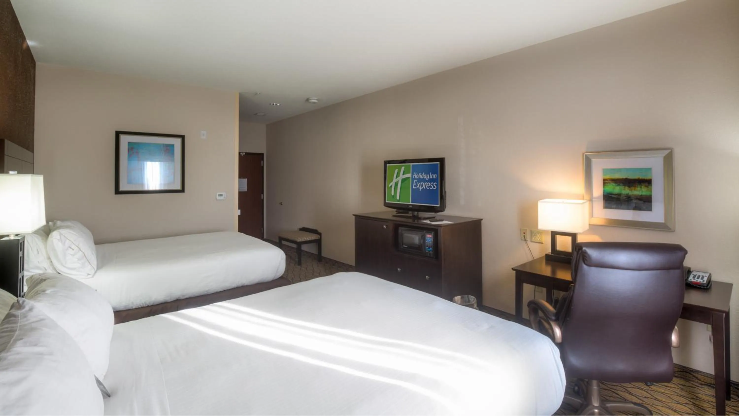 Photo of the whole room, Bed in Holiday Inn Express Hotel and Suites Elk City by IHG