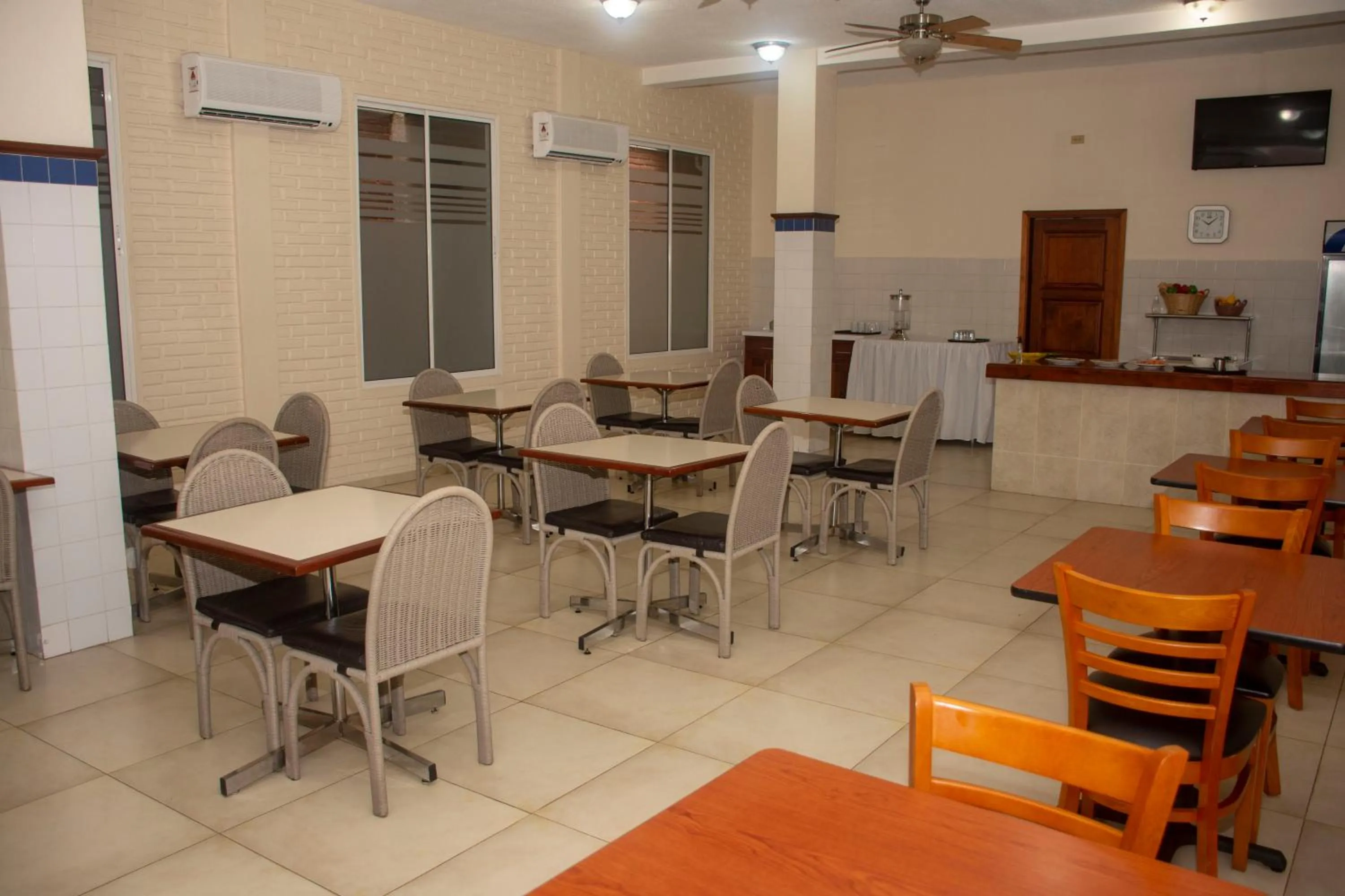 Restaurant/places to eat in Hotel Mac Arthur