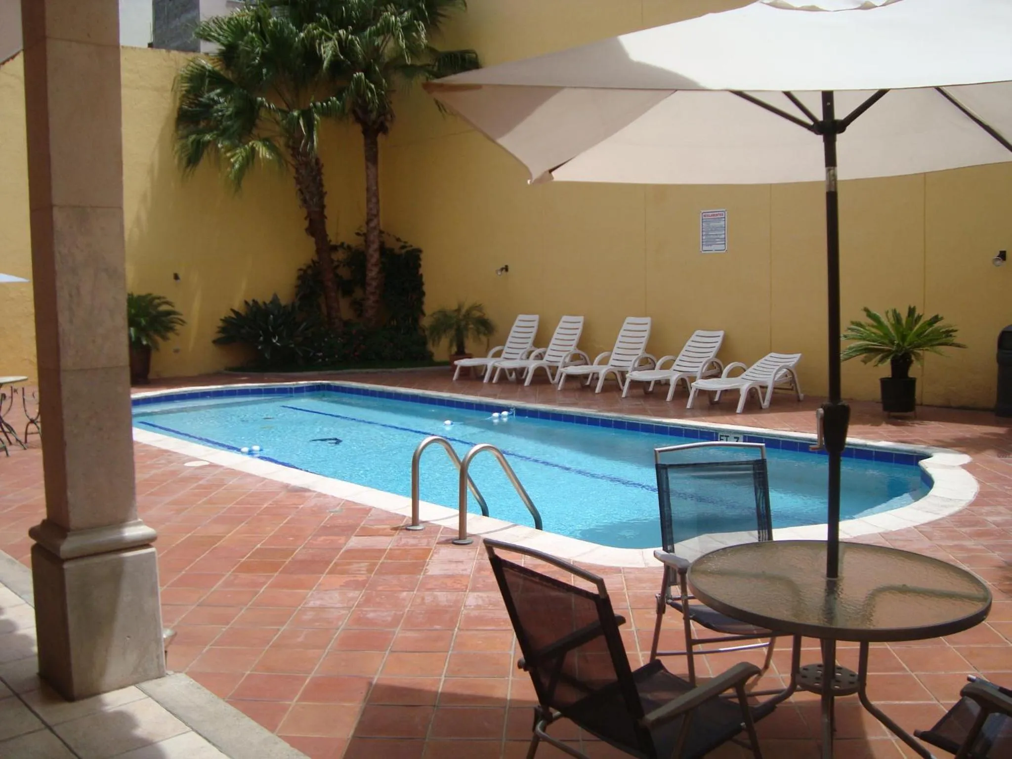 Swimming pool in Hotel Mac Arthur