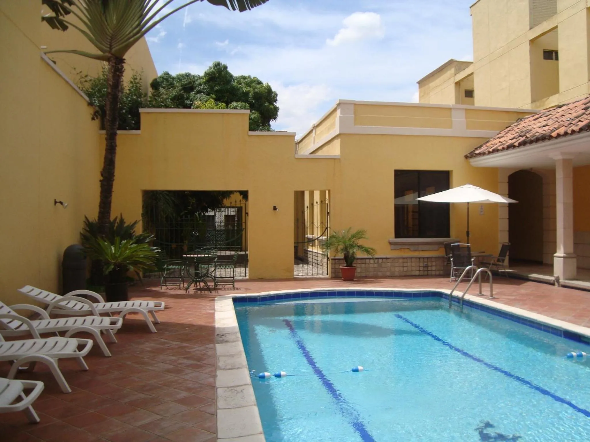 Swimming pool in Hotel Mac Arthur