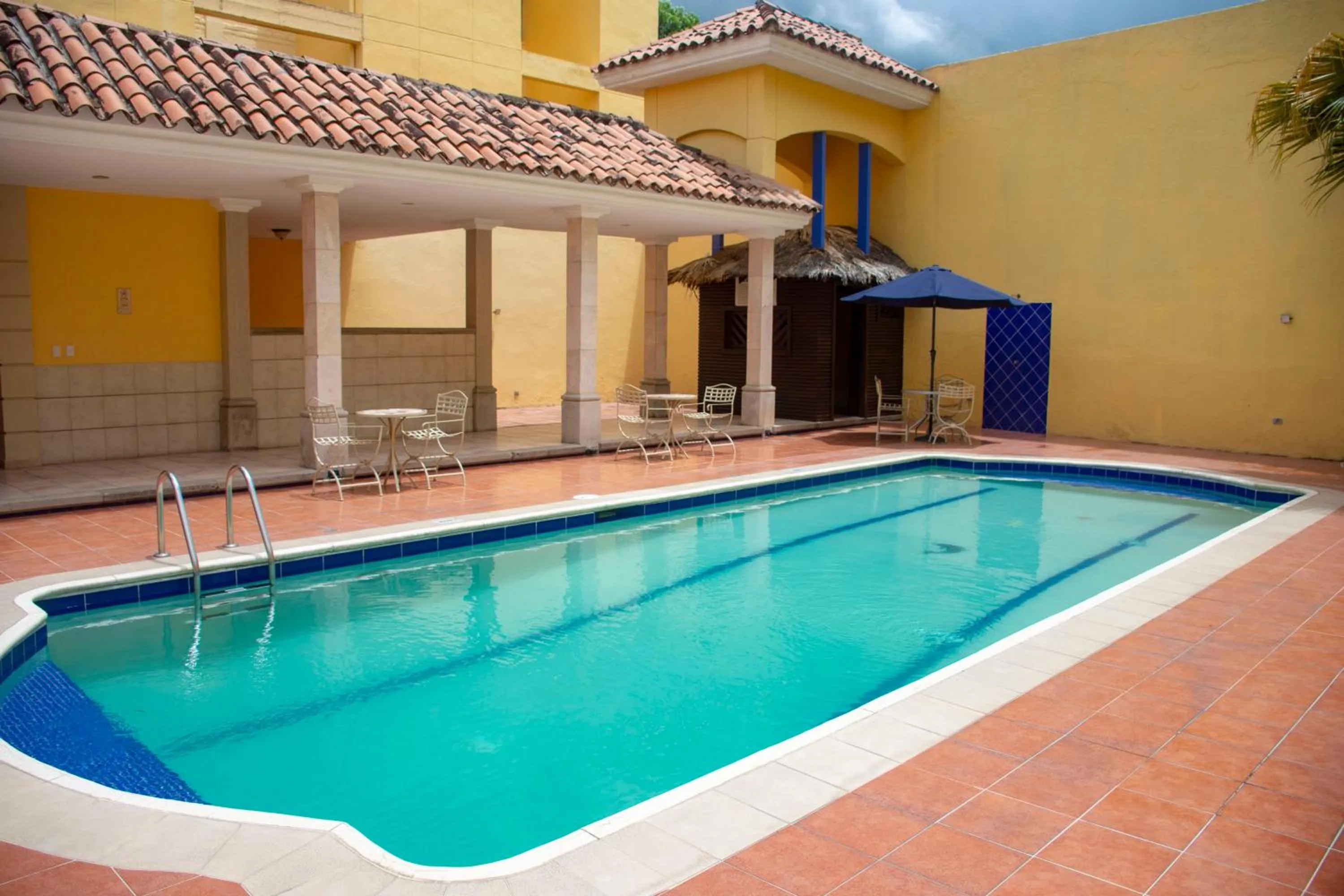 Swimming pool in Hotel Mac Arthur