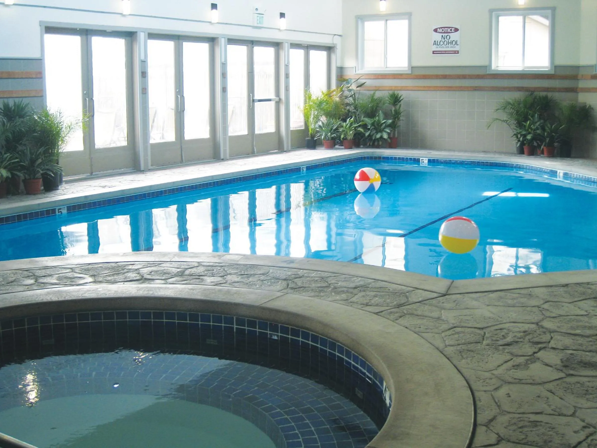Swimming pool in Earthbox Inn & Spa