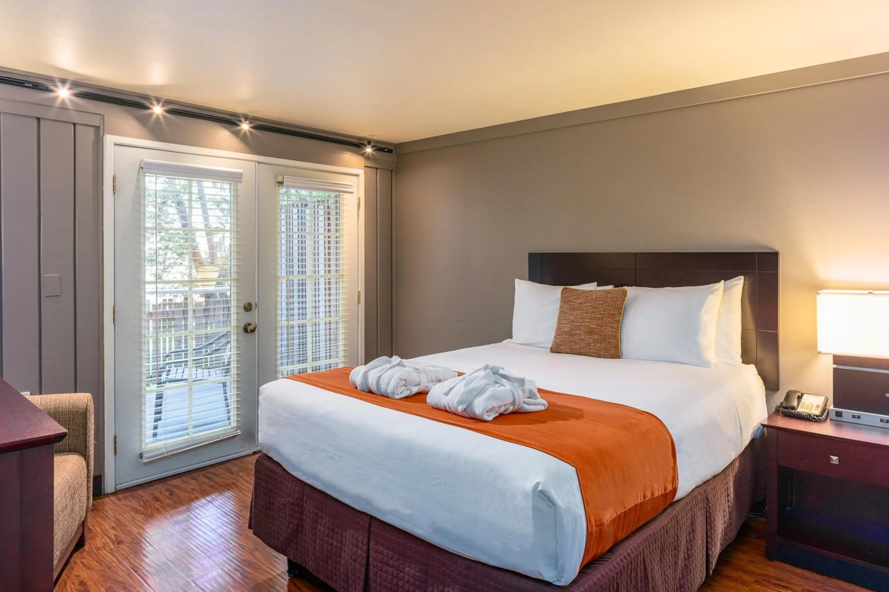 Bed in Earthbox Inn & Spa