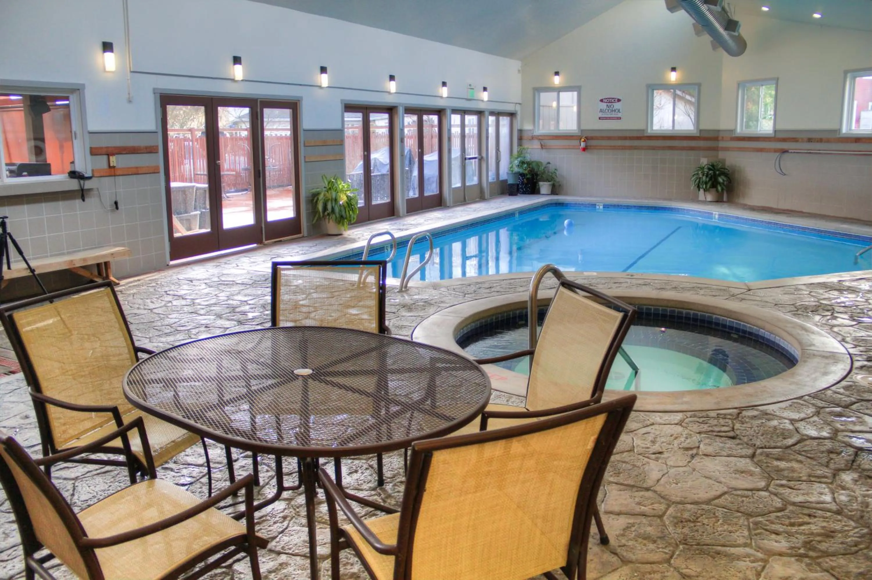Swimming pool in Earthbox Inn & Spa