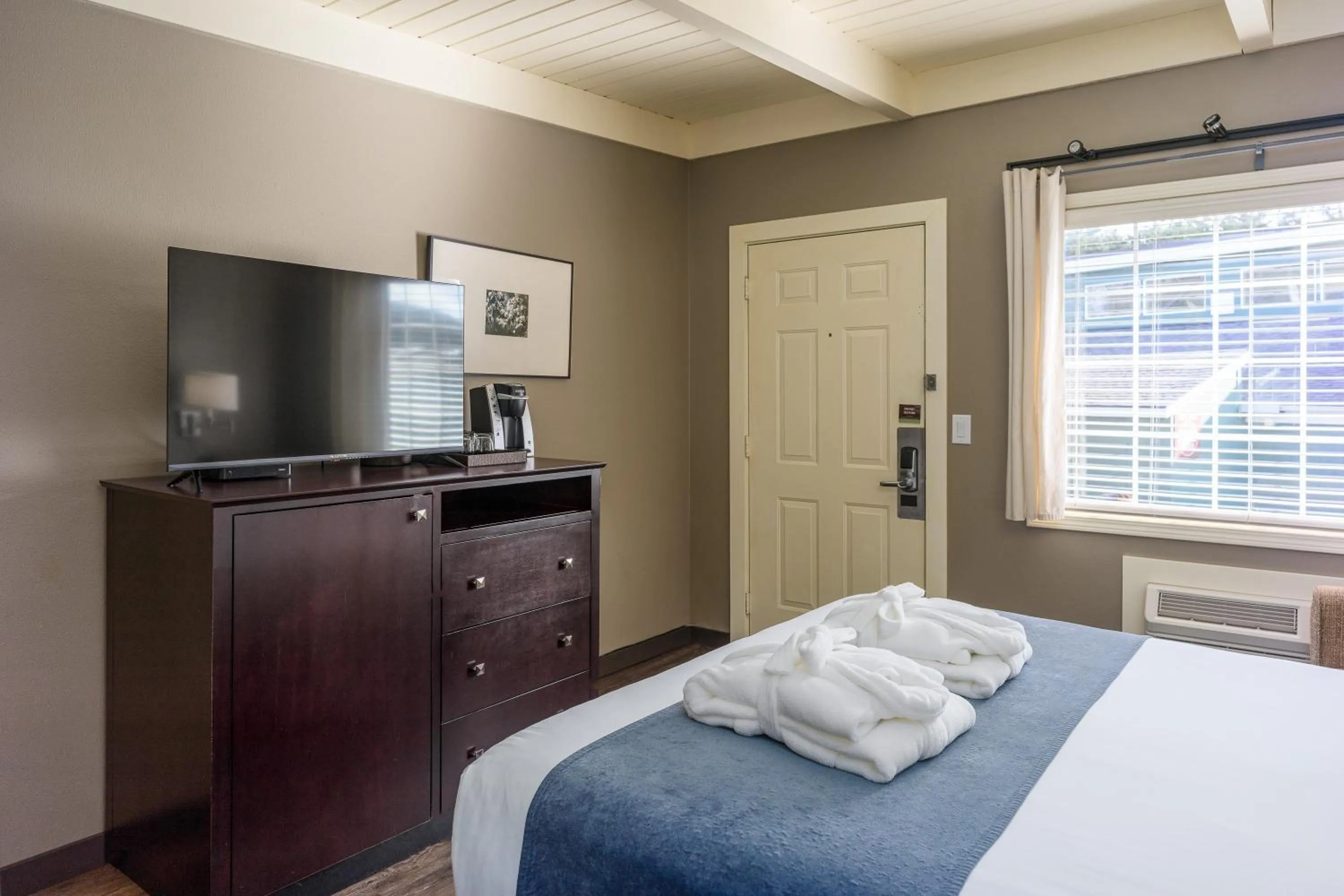 TV and multimedia, Bed in Earthbox Inn & Spa