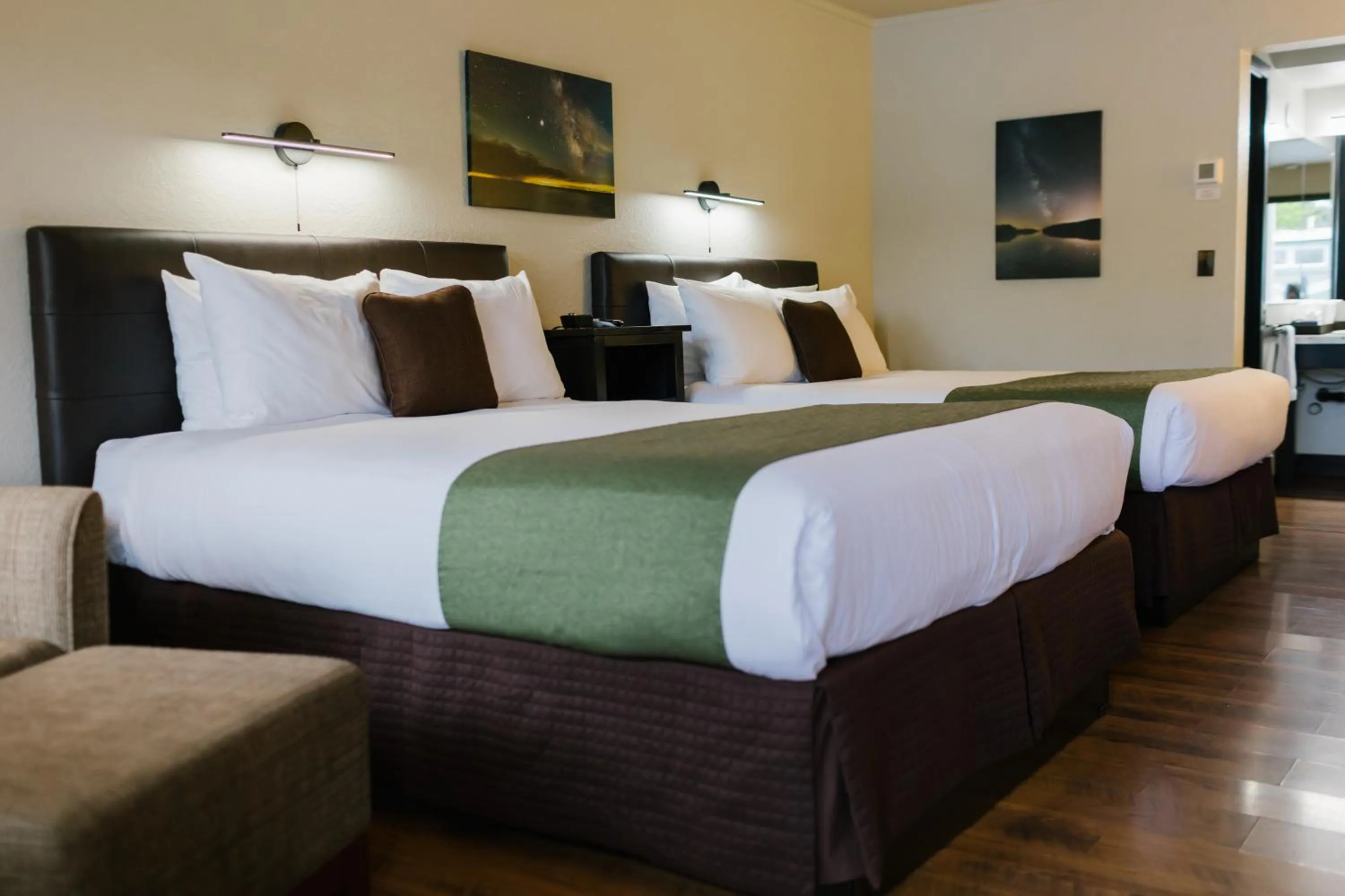 Bed in Earthbox Inn & Spa