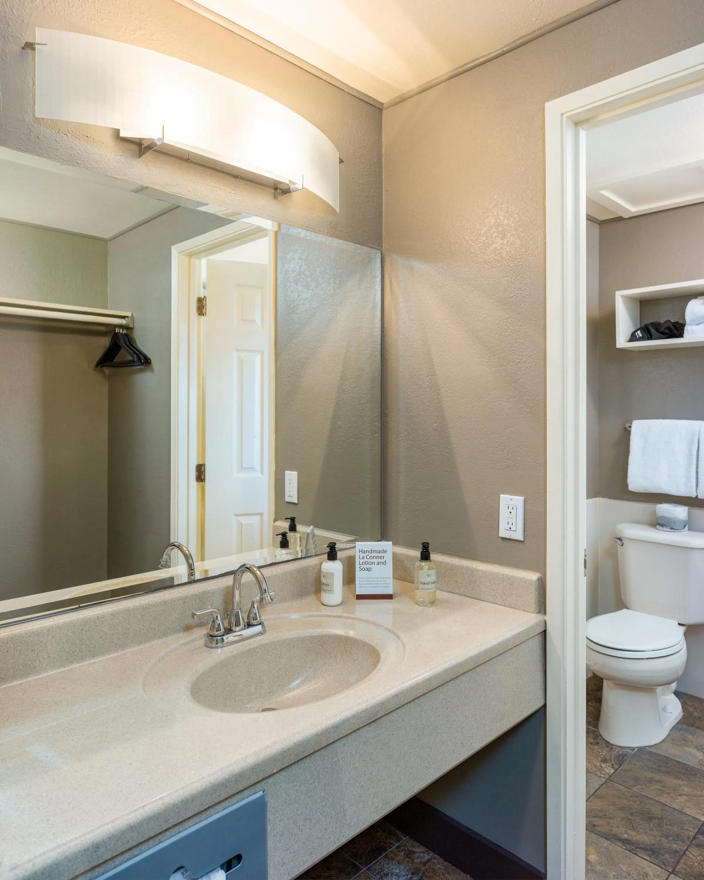 Shower in Earthbox Inn & Spa