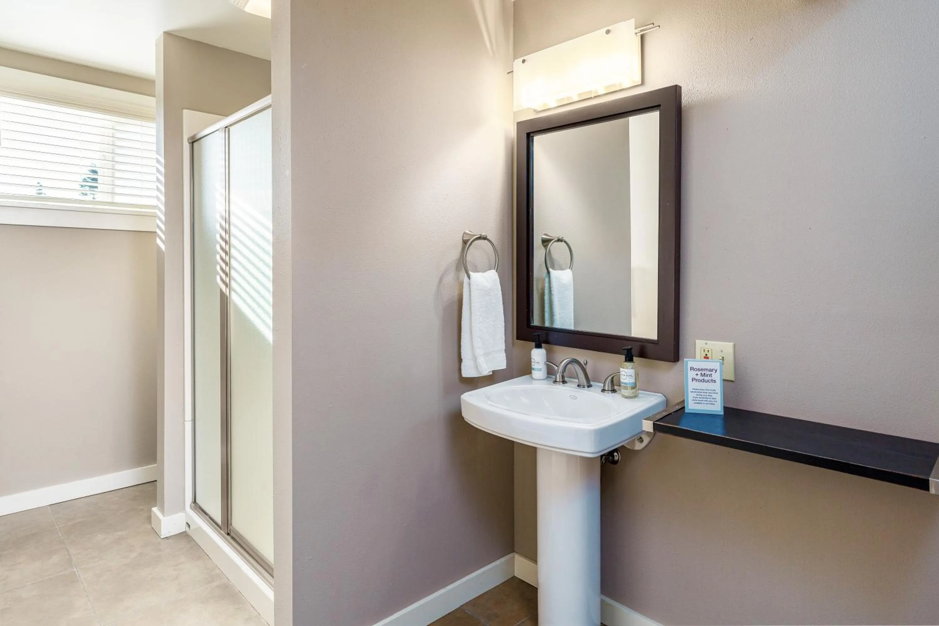 Shower in Bird Rock Hotel