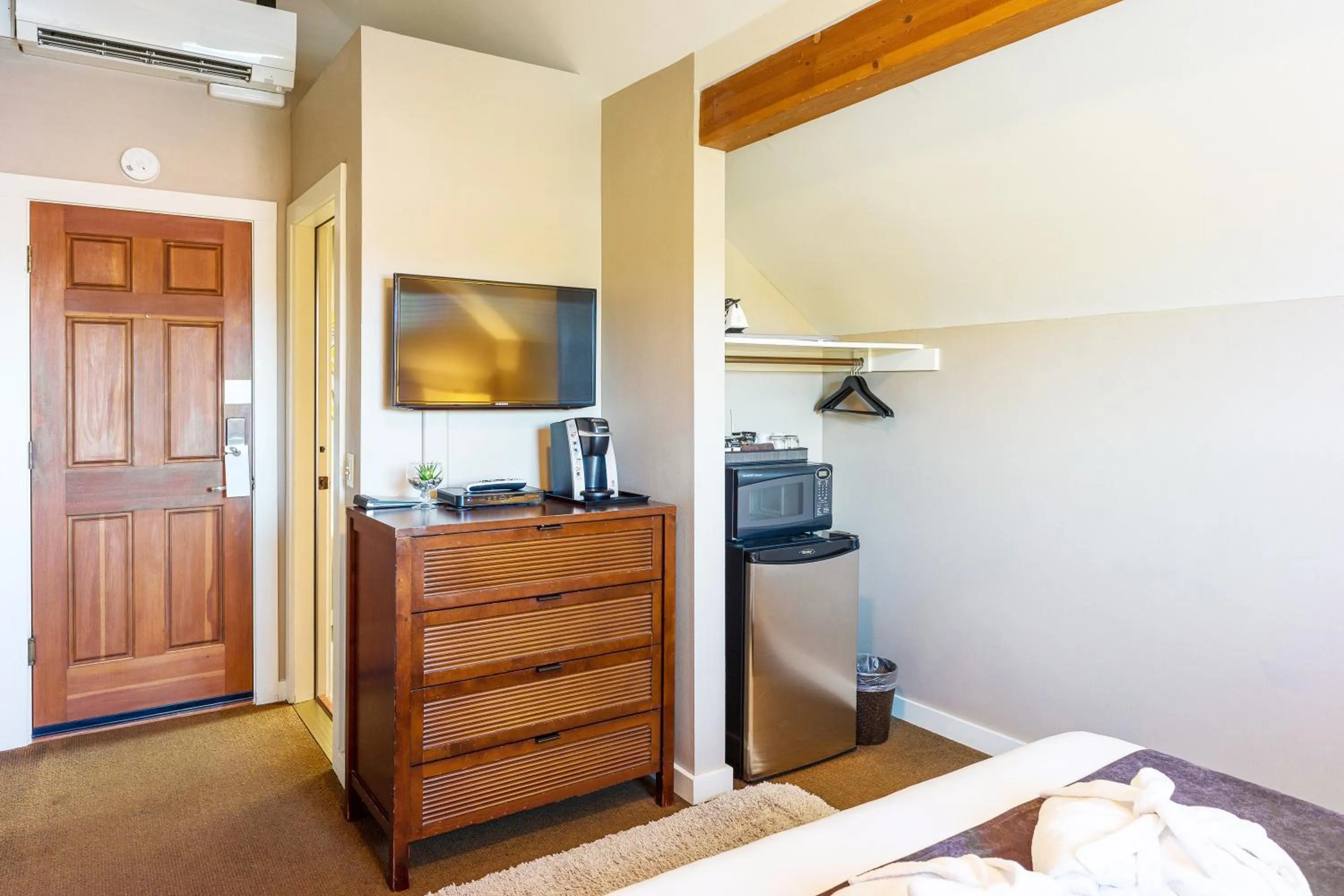 air conditioner, Bed in Bird Rock Hotel