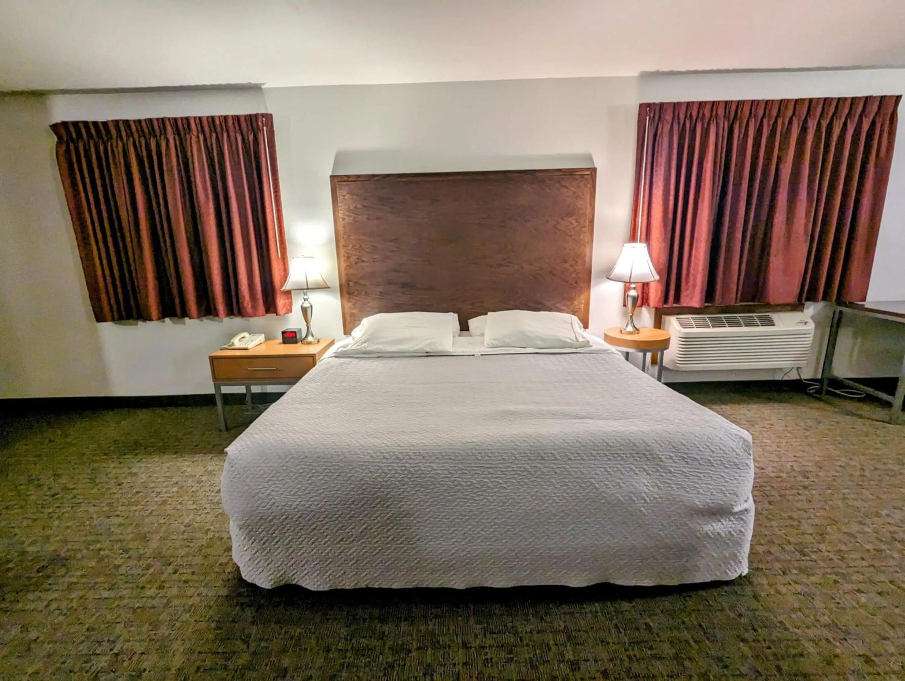Bed in Woodfield Inn and Suites