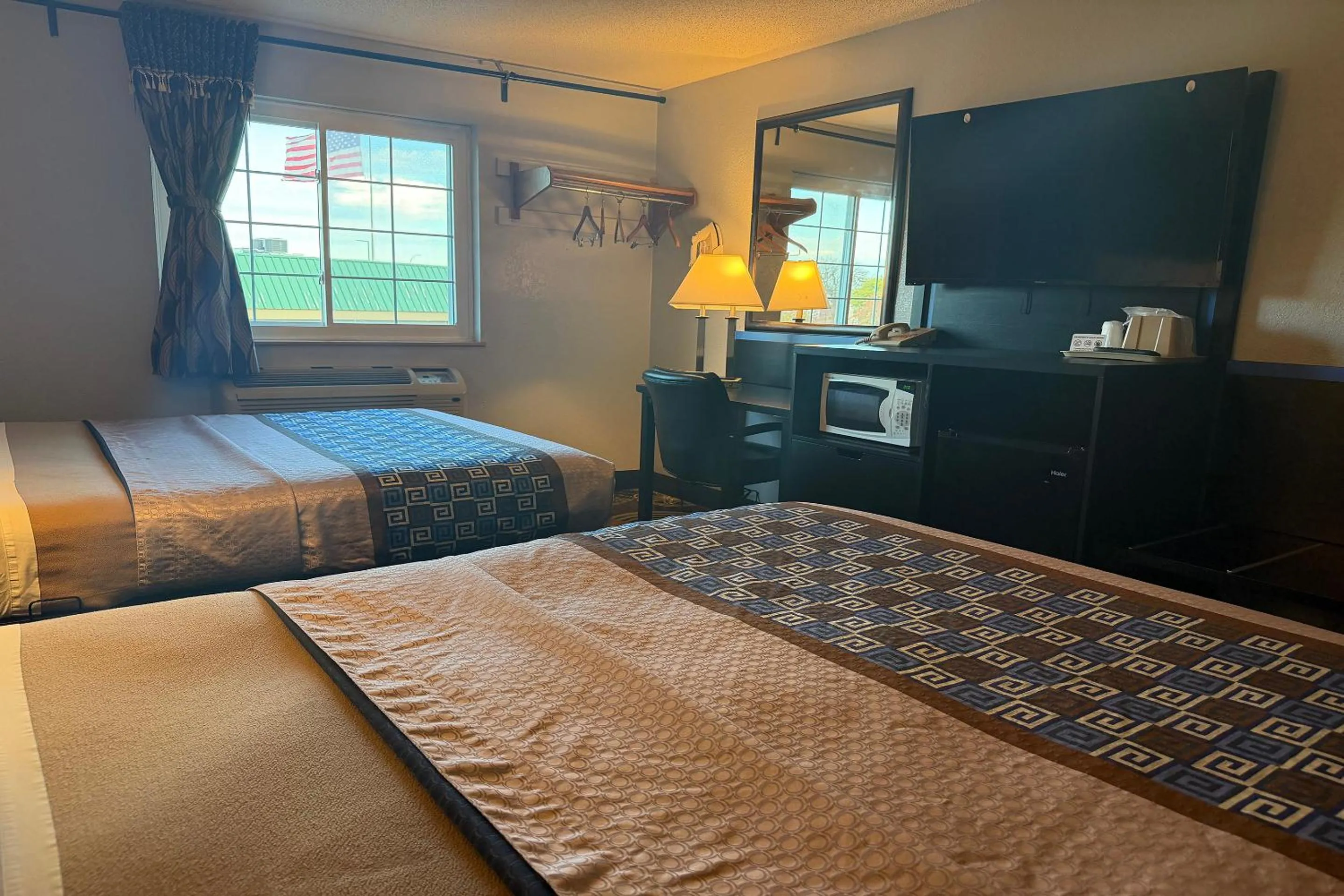 TV and multimedia, Bed in Coratel Inn and Suites by Jasper Stillwater