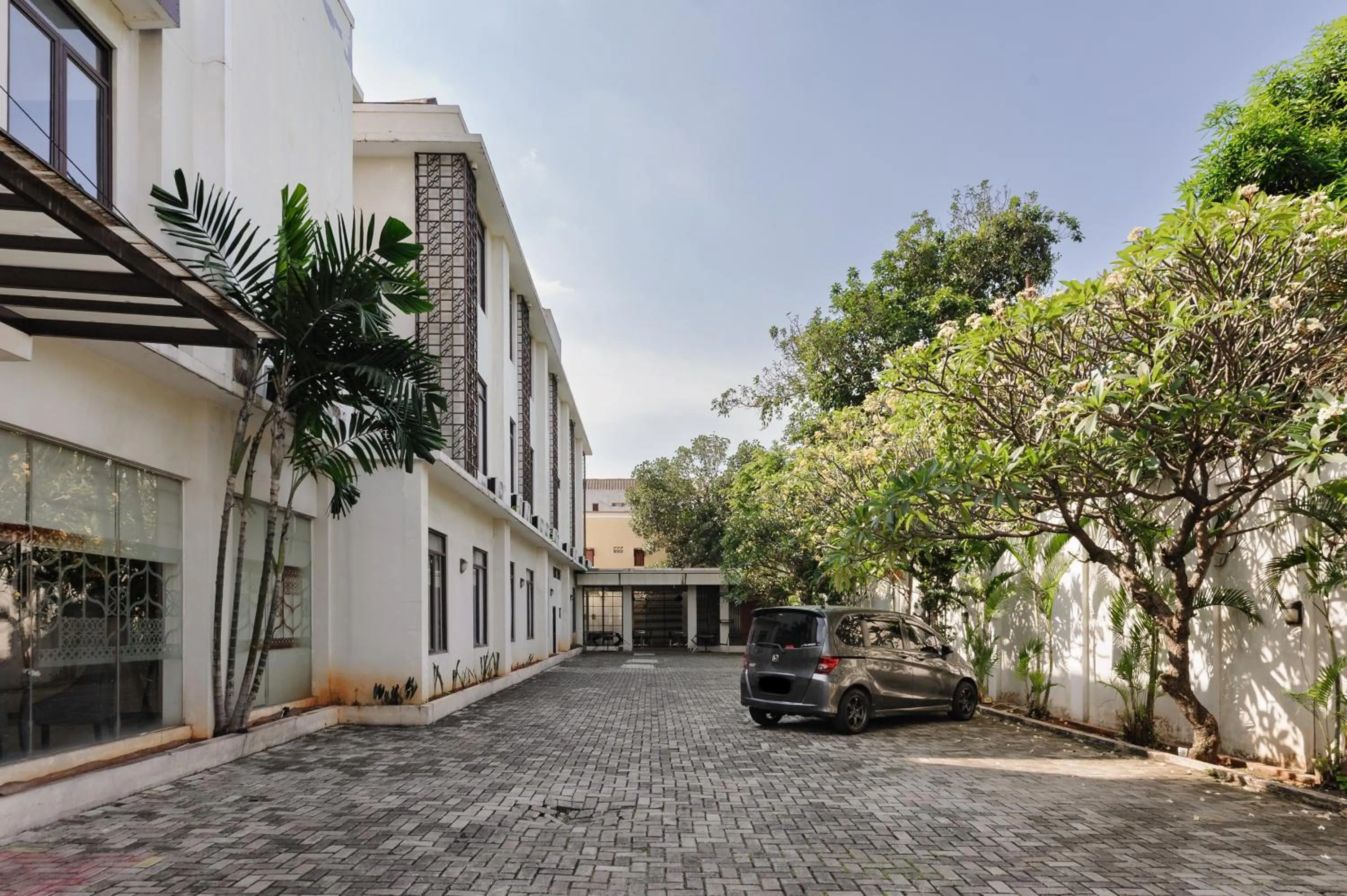 Facade/entrance in Sans Vibes Firdaus Mansion Kemang