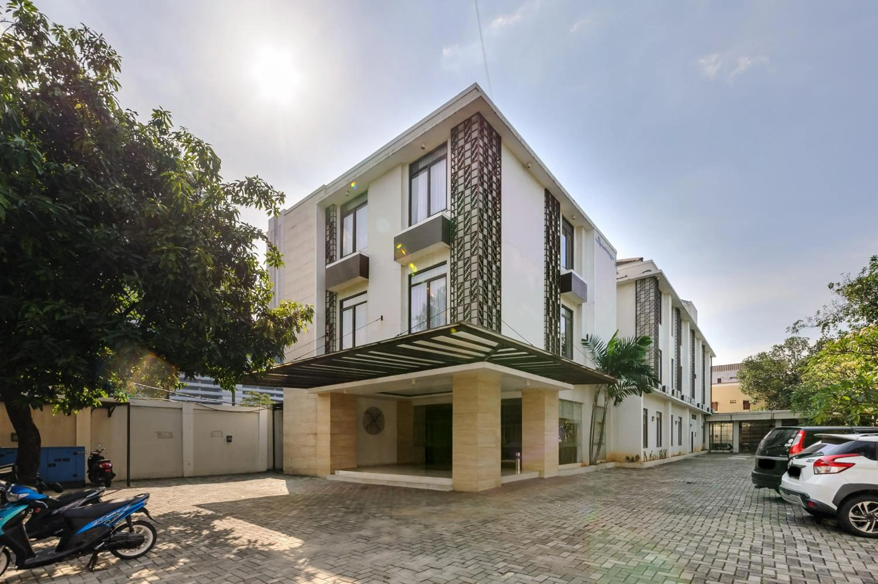 Facade/entrance in Sans Vibes Firdaus Mansion Kemang