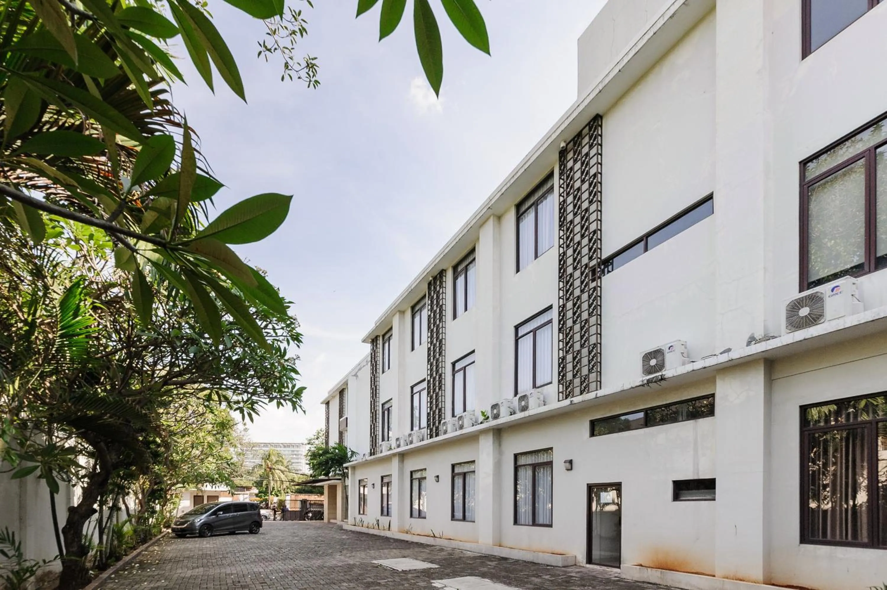 Facade/entrance in Sans Vibes Firdaus Mansion Kemang