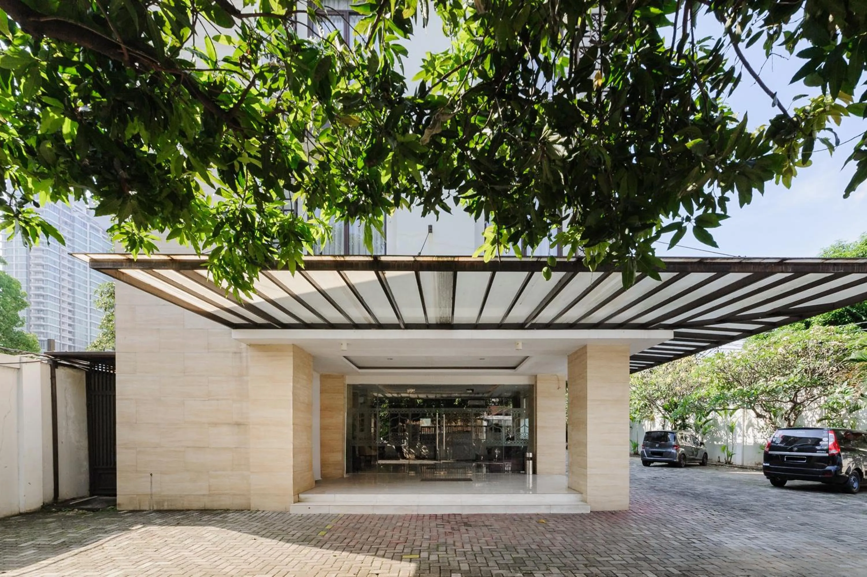 Facade/entrance in Sans Vibes Firdaus Mansion Kemang