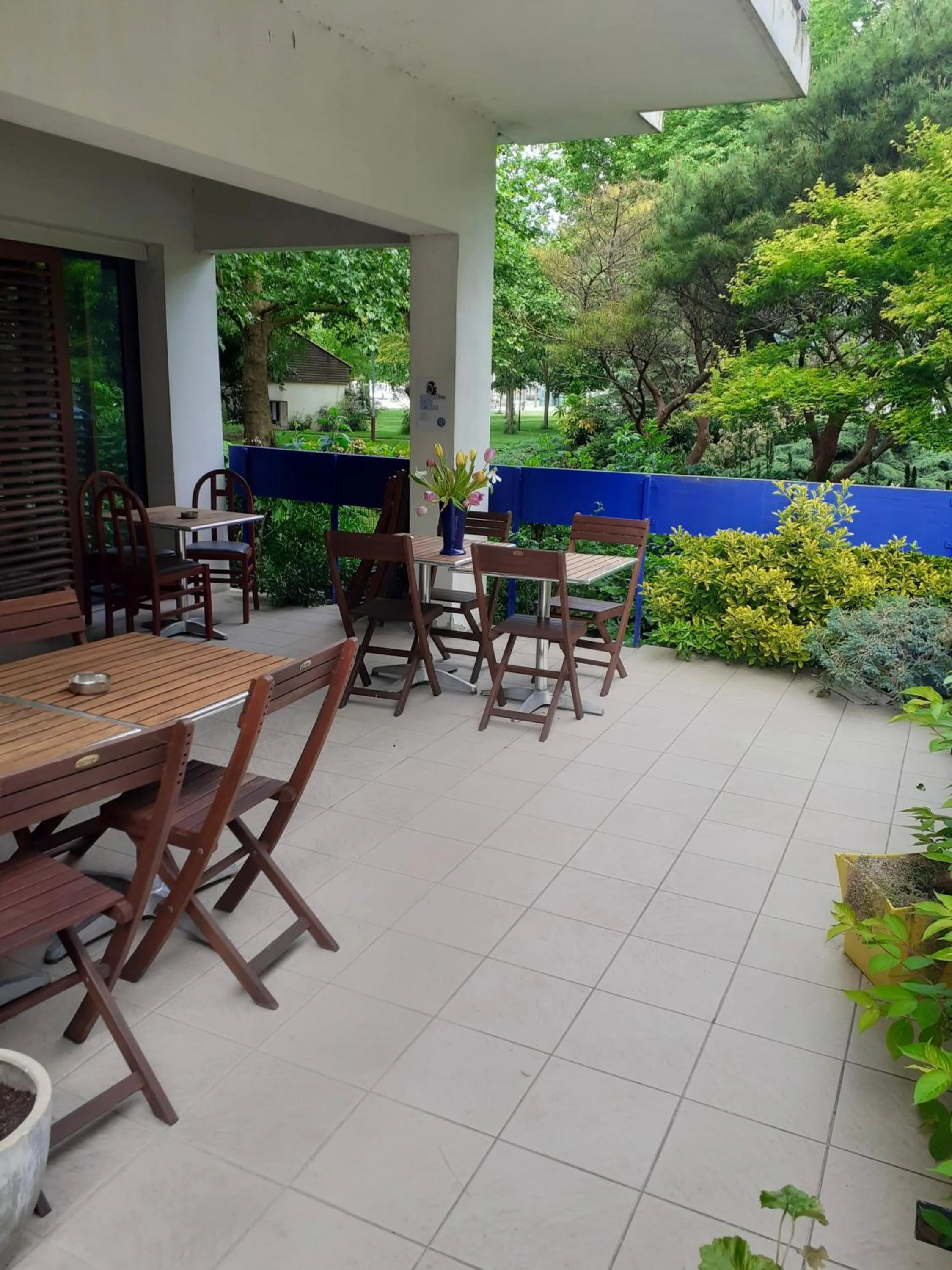 Patio in Hôtel Les Gens de Mer La Rochelle