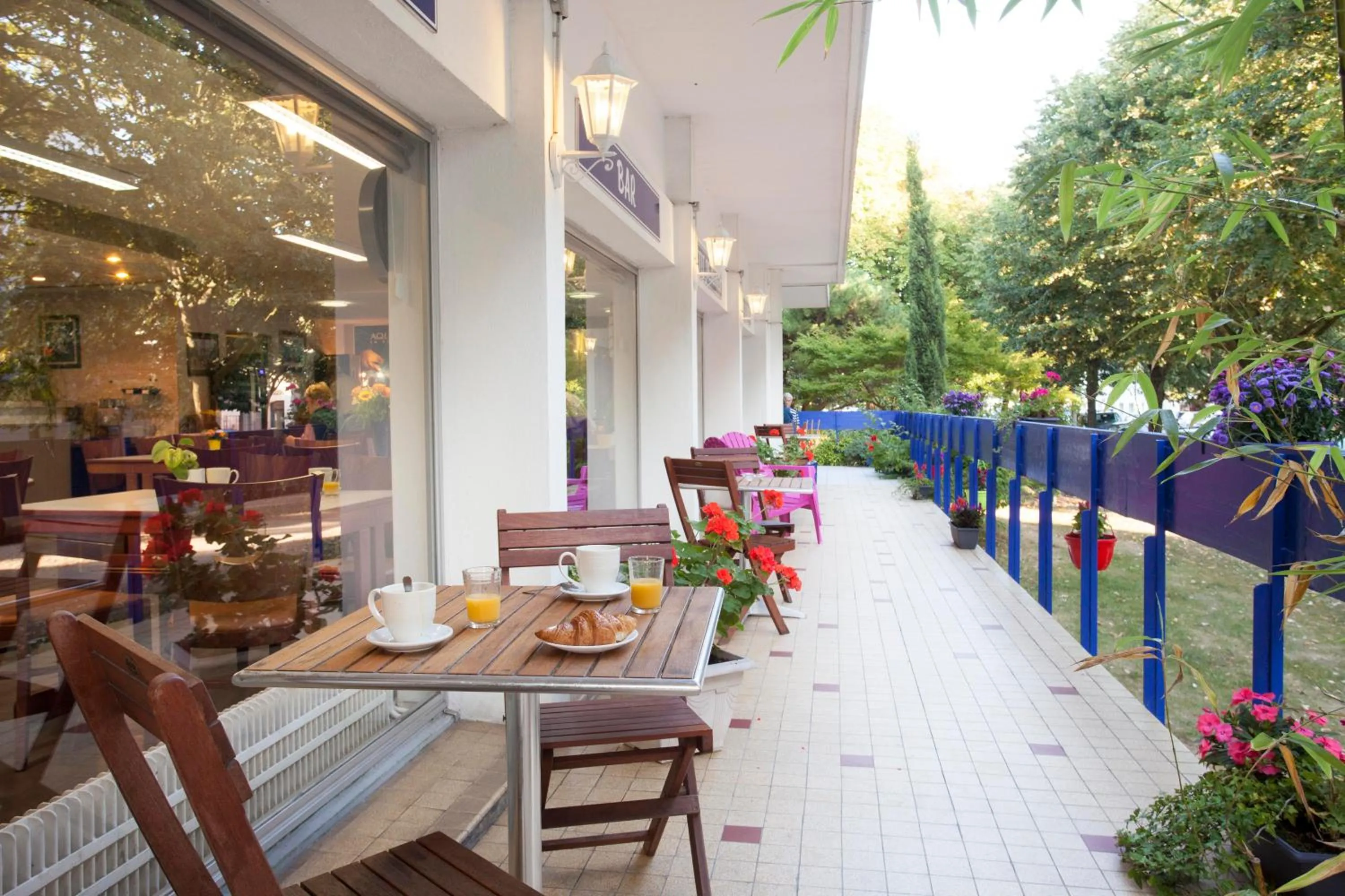 Patio in Hôtel Les Gens de Mer La Rochelle