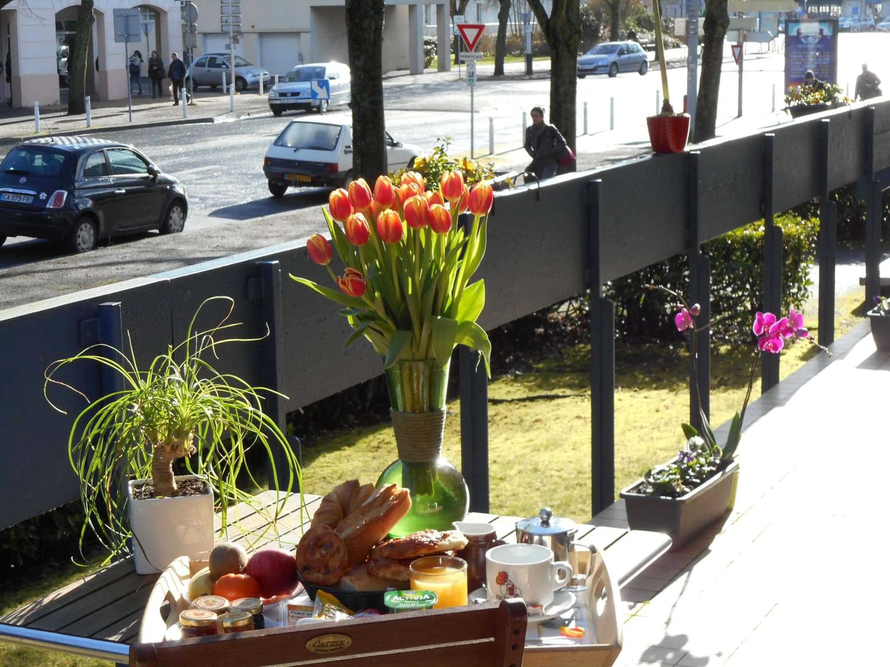 Patio in Hôtel Les Gens de Mer La Rochelle