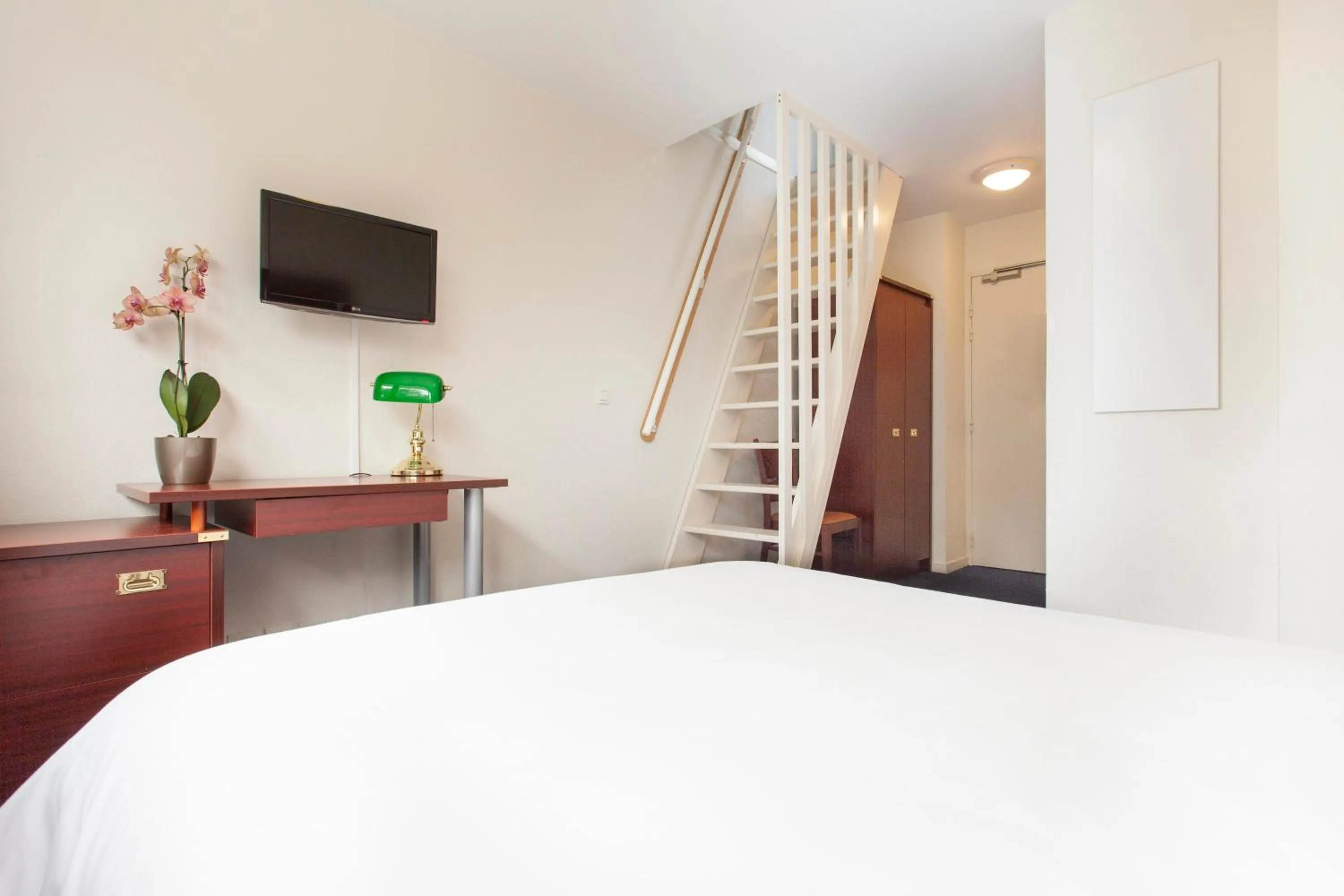 Bedroom, Bed in Hôtel Les Gens de Mer La Rochelle