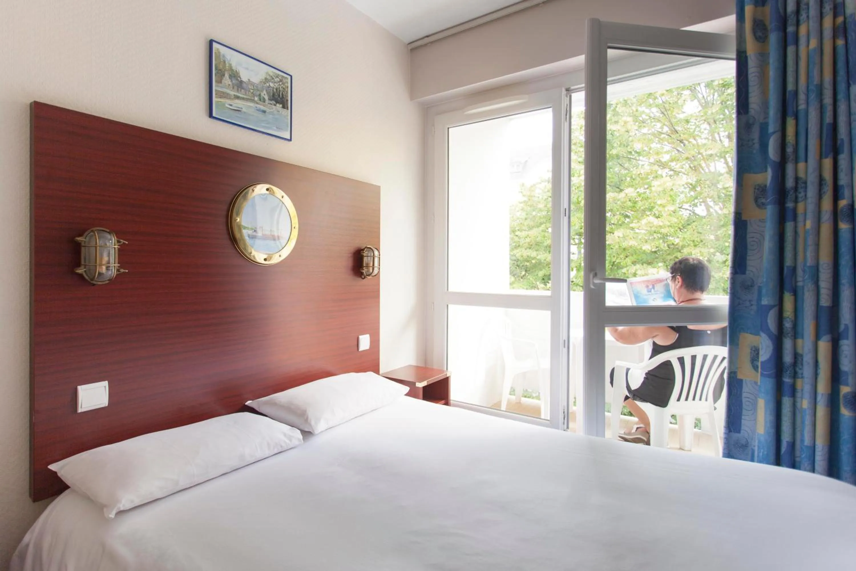 Photo of the whole room, Bed in Hôtel Les Gens de Mer La Rochelle