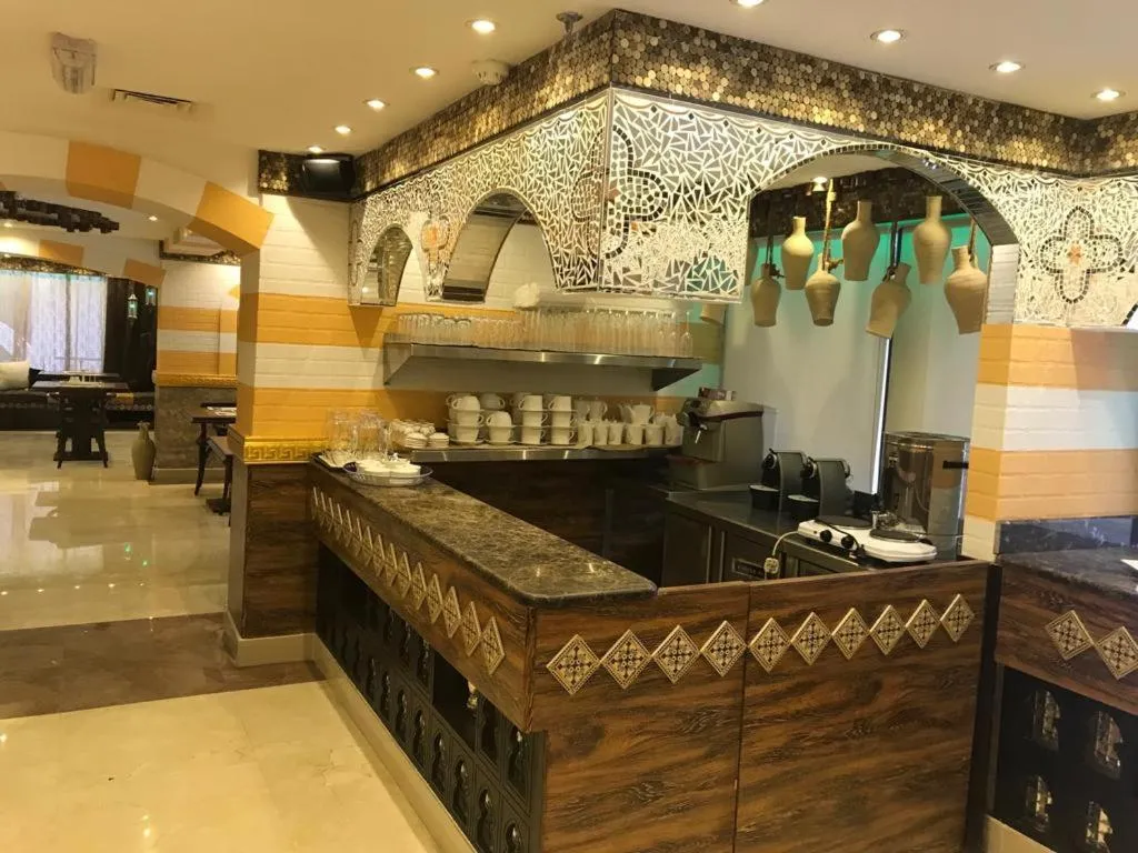 Restaurant/places to eat in TRIANON ROYAL HOTEL