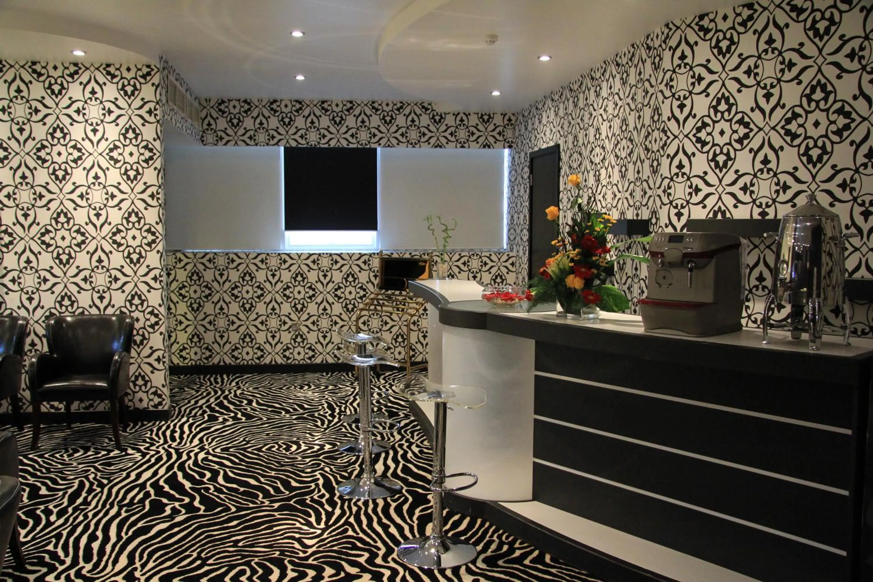 Coffee/tea facilities, TV/Entertainment Center in TRIANON ROYAL HOTEL