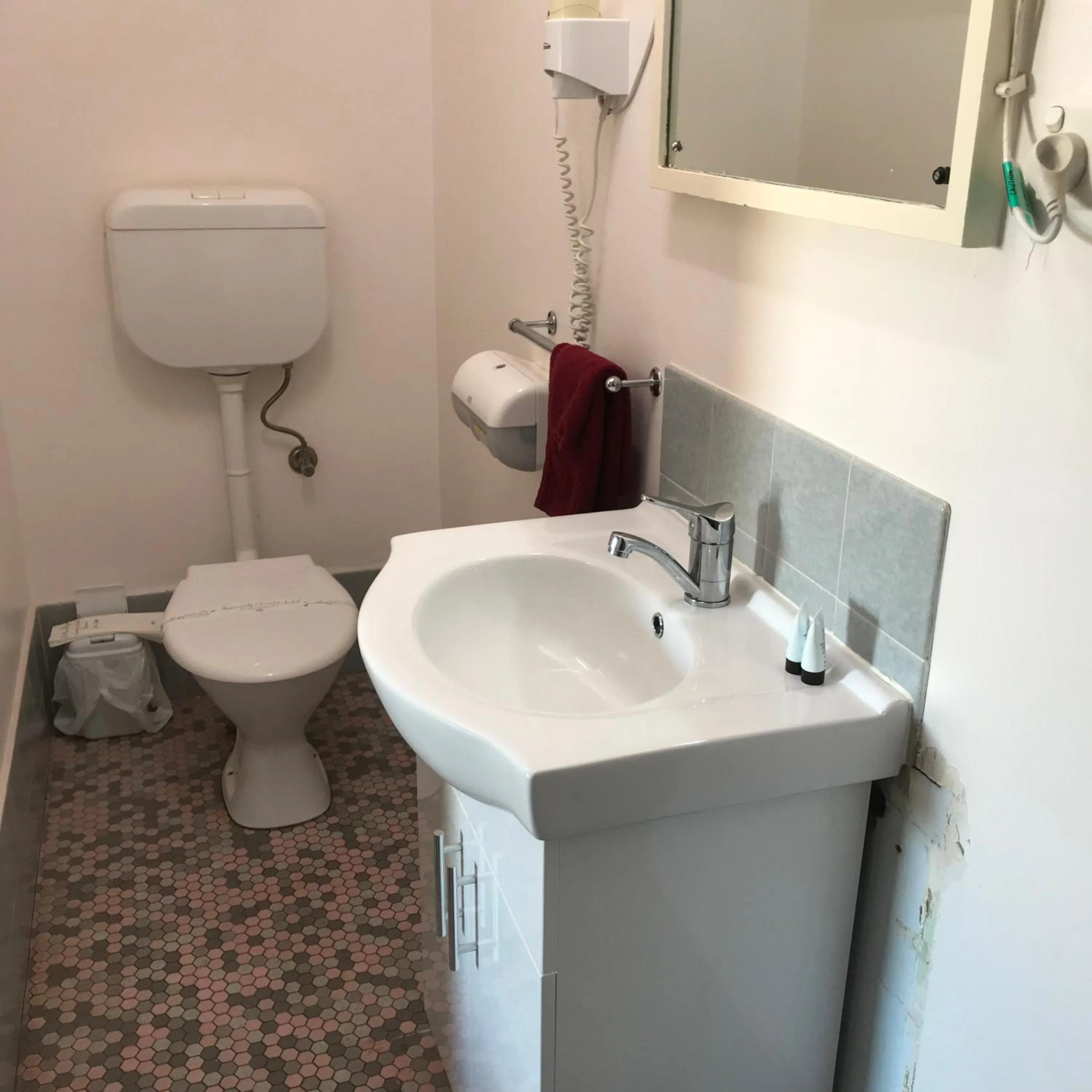 Bathroom in Travelway Motel