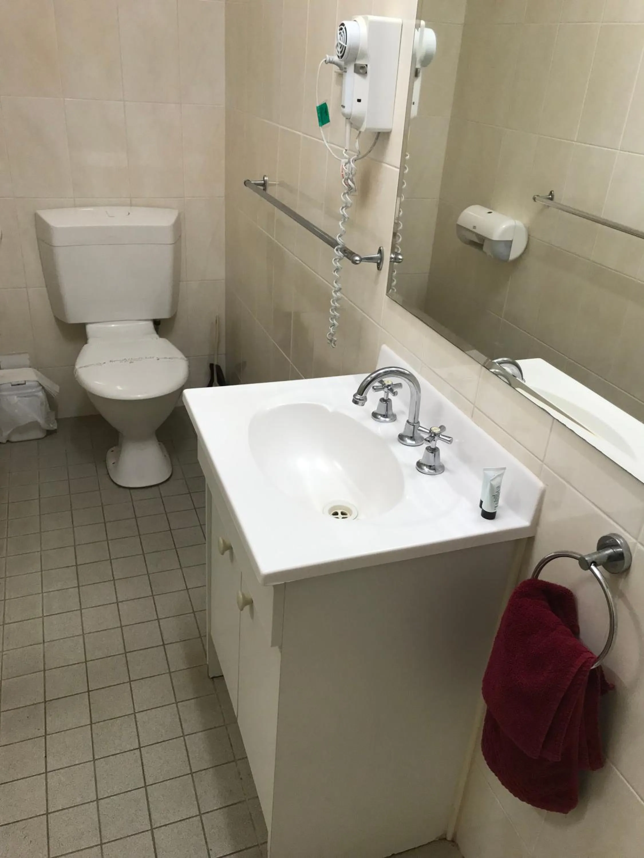 Bathroom in Travelway Motel