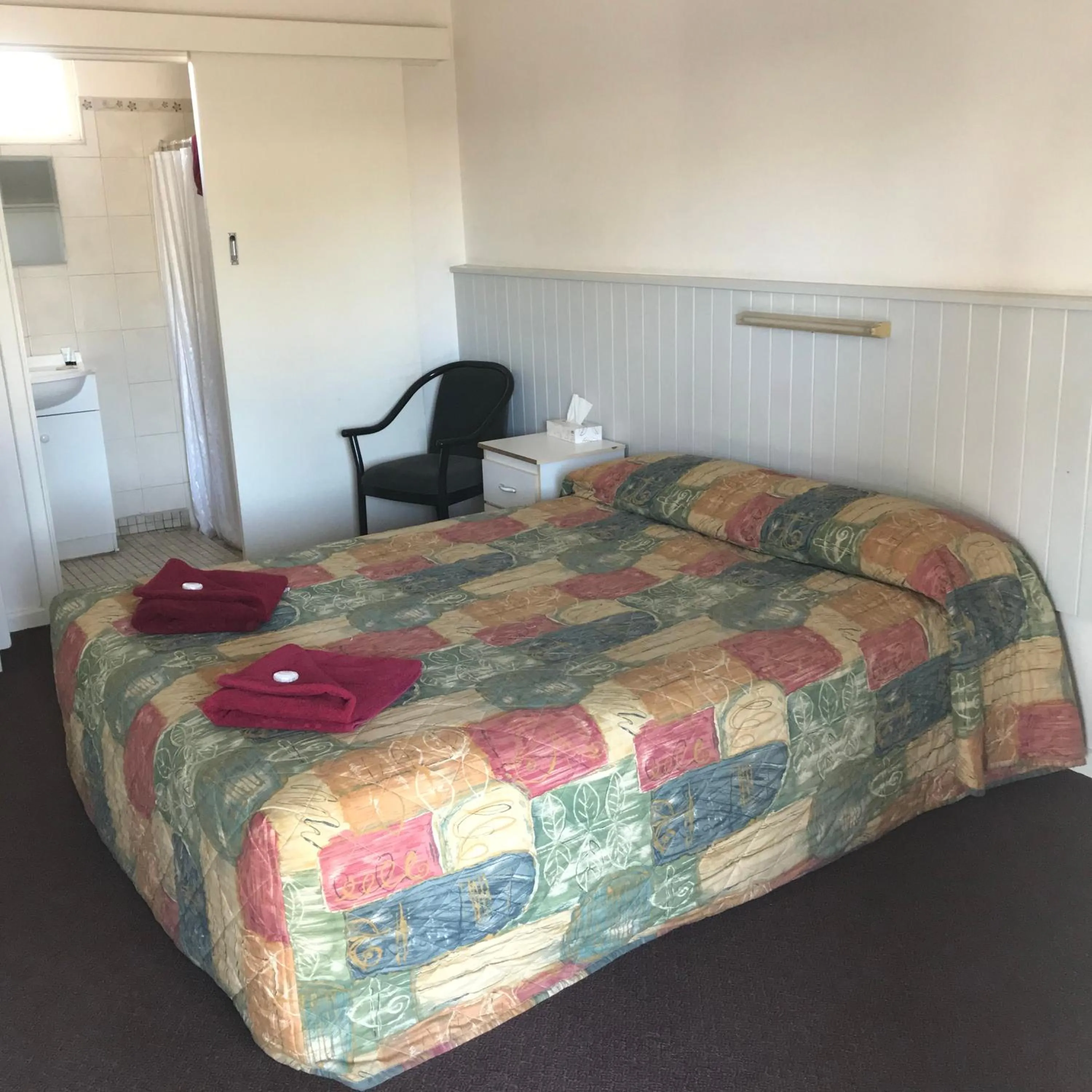 Photo of the whole room, Bed in Travelway Motel
