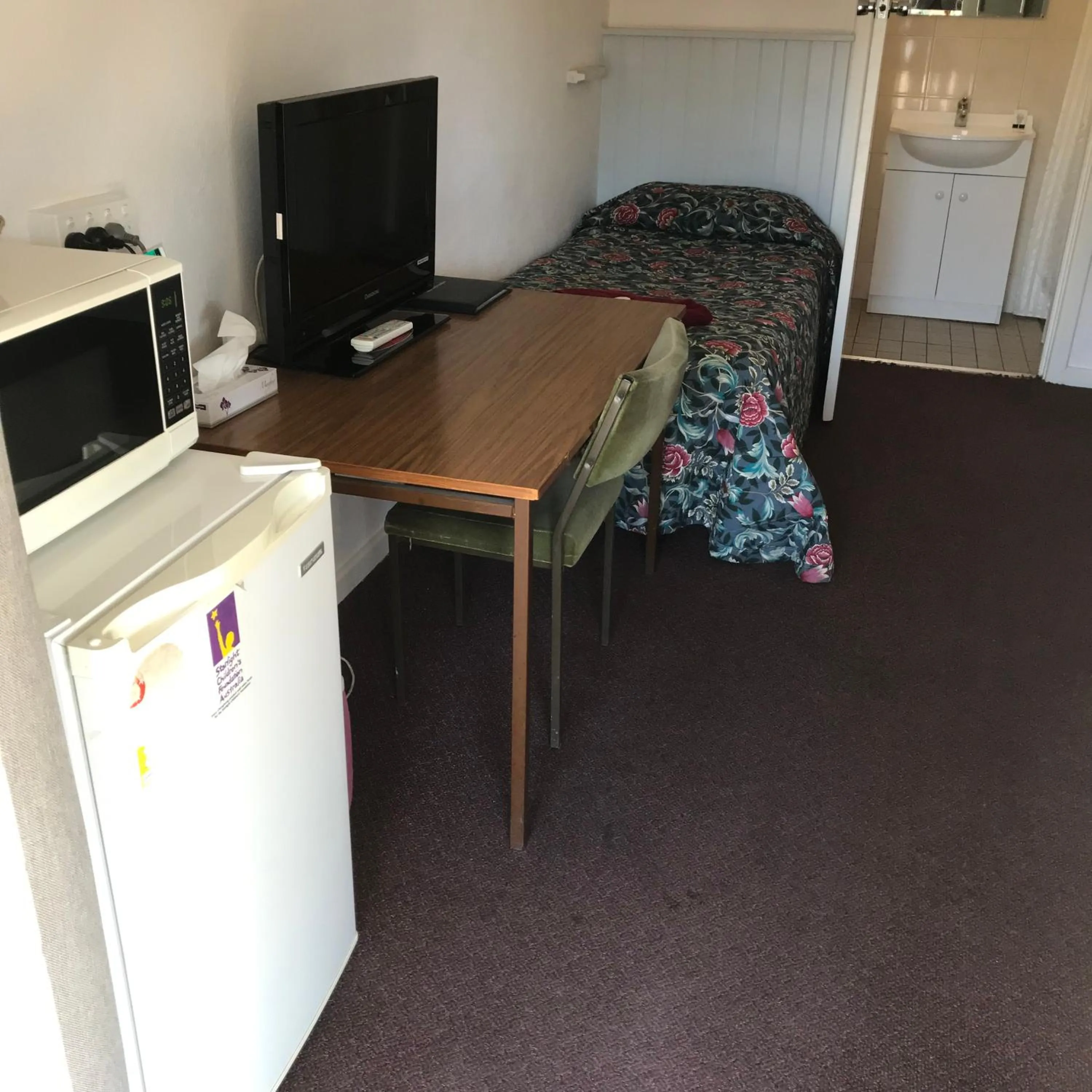 Bed in Travelway Motel