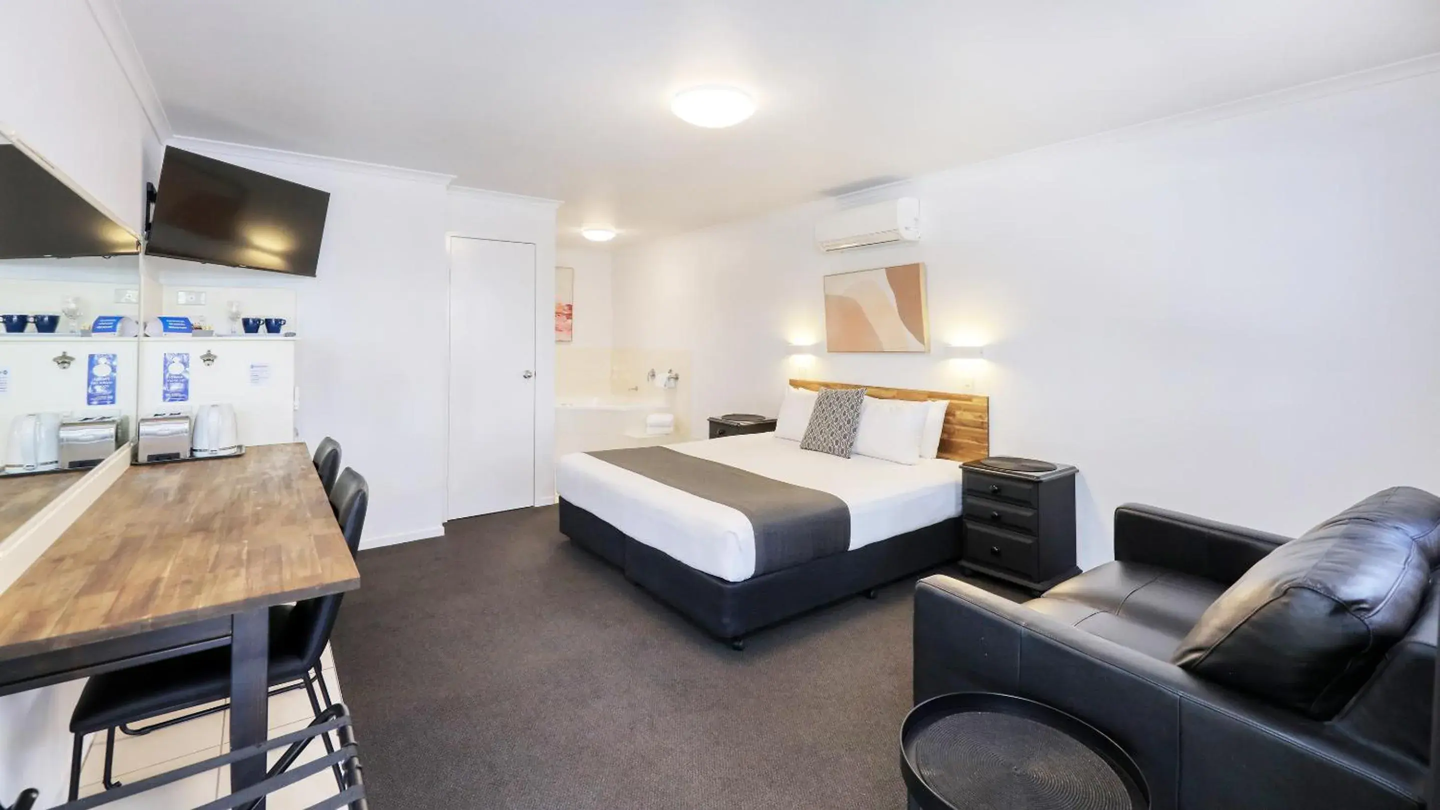 Deluxe King Room with Spa in Best Western Caboolture Gateway Motel Deluxe King Room with Spa in Best Western Caboolture Gateway Motel