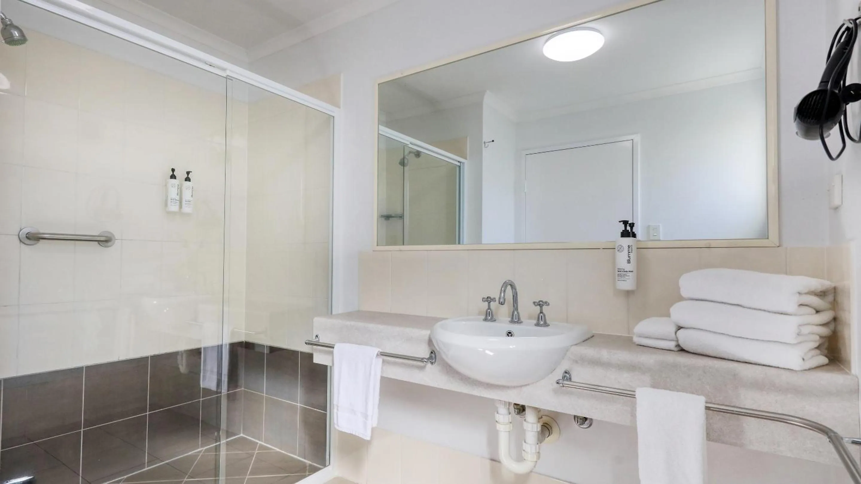 Shower in Best Western Caboolture Gateway Motel