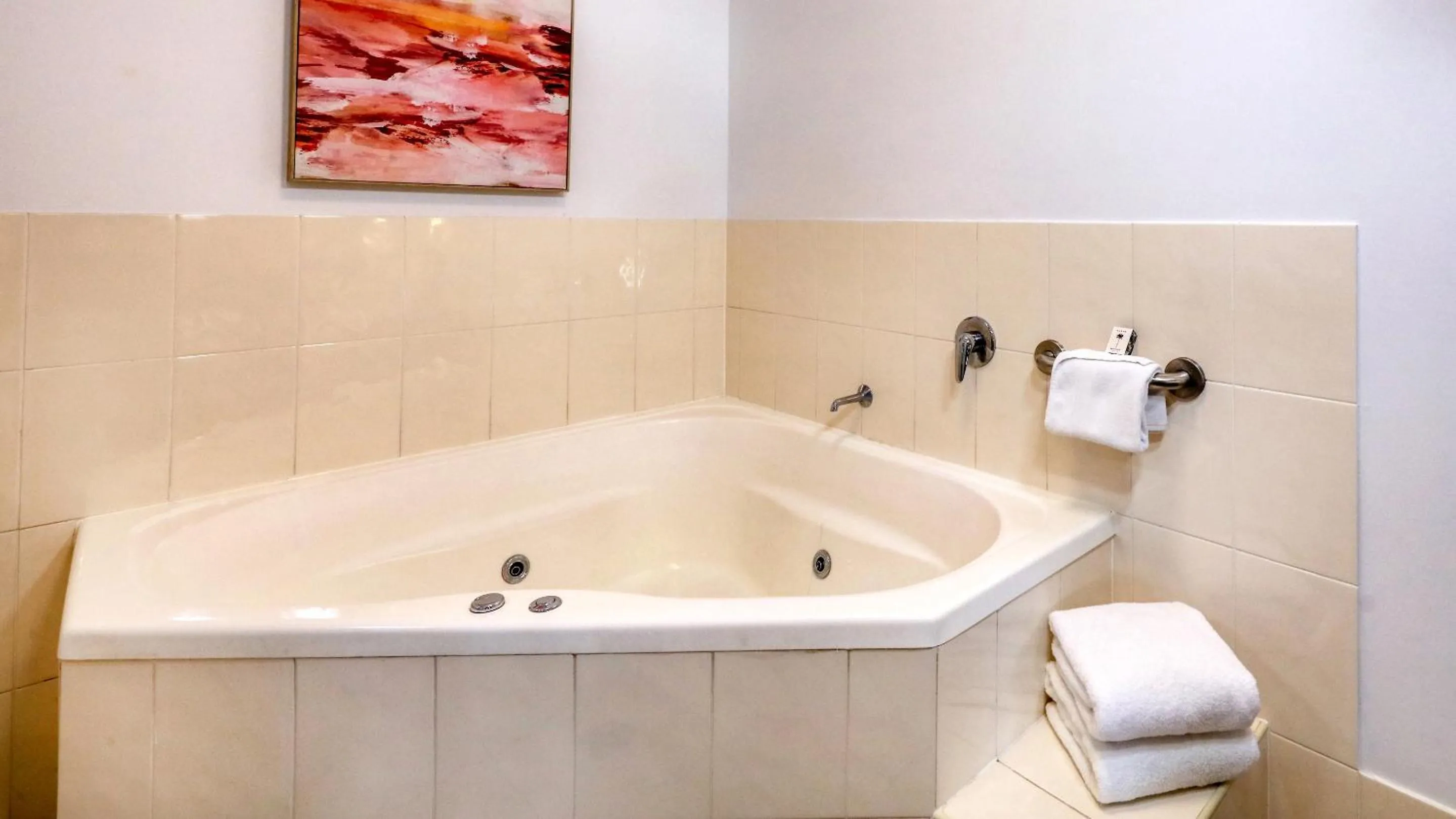 Bath in Best Western Caboolture Gateway Motel