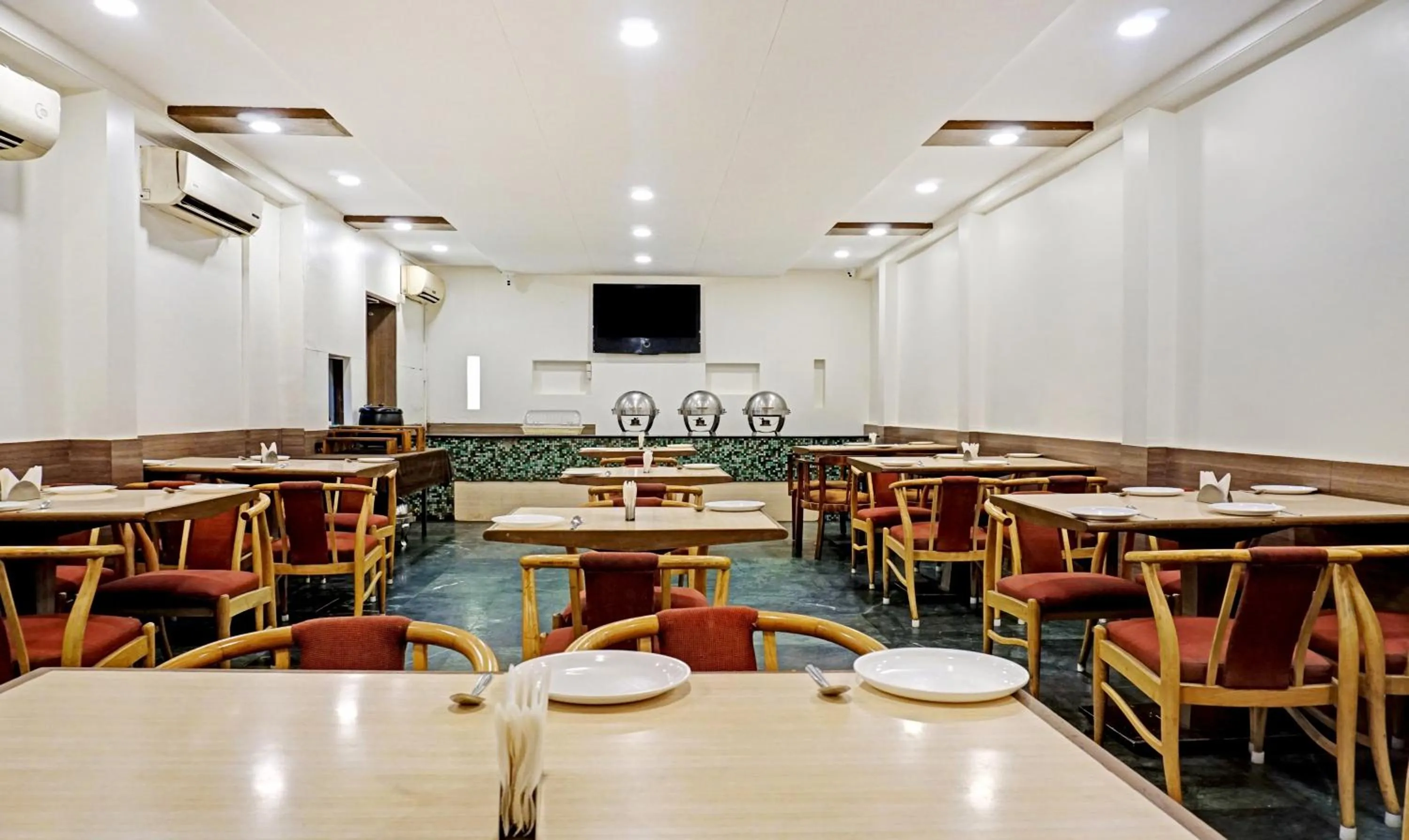 Restaurant/places to eat in Hotel Madhav International Pune Railway Station