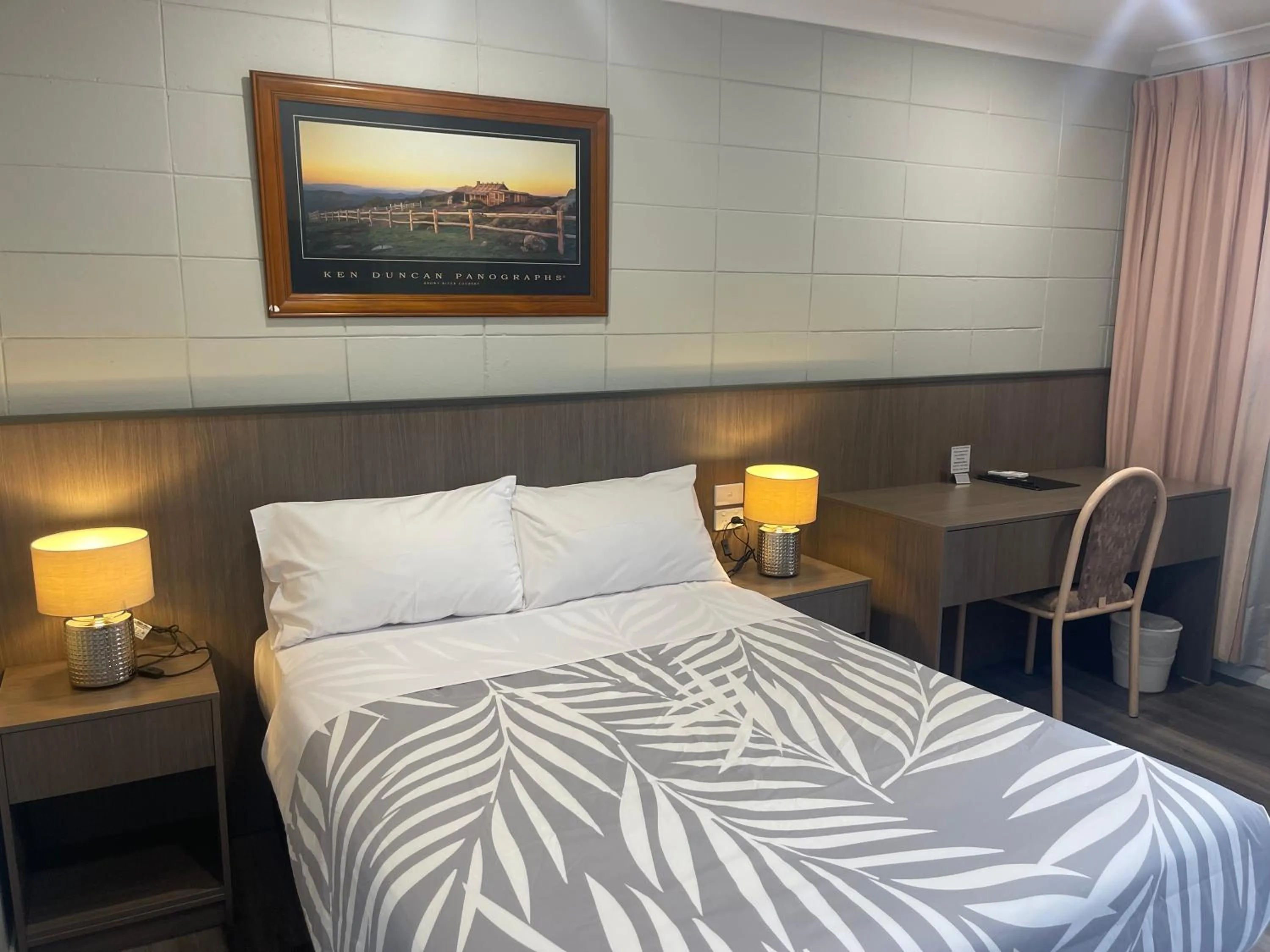 Photo of the whole room, Bed in Cootamundra Gardens Motel