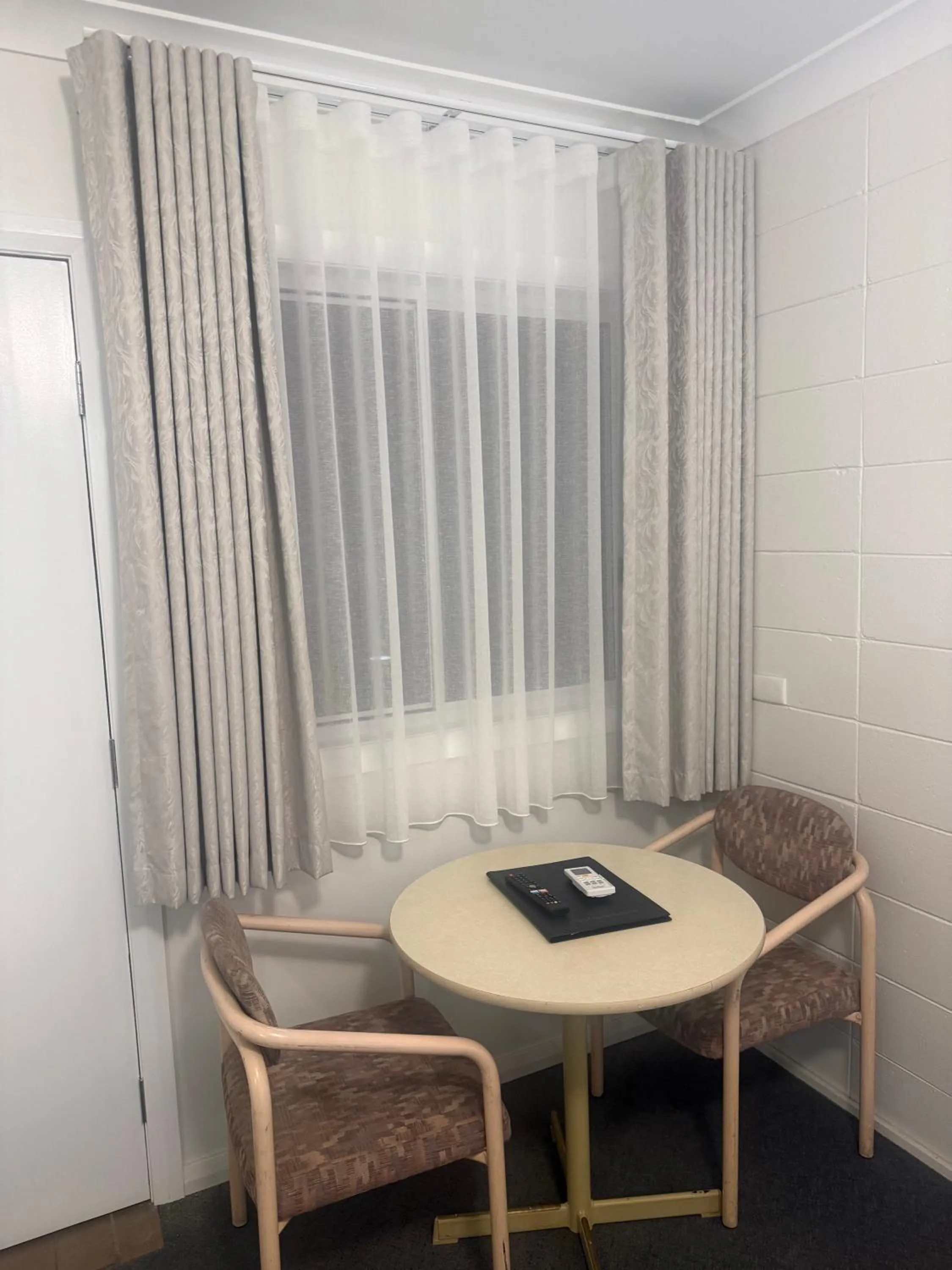 Seating area in Cootamundra Gardens Motel