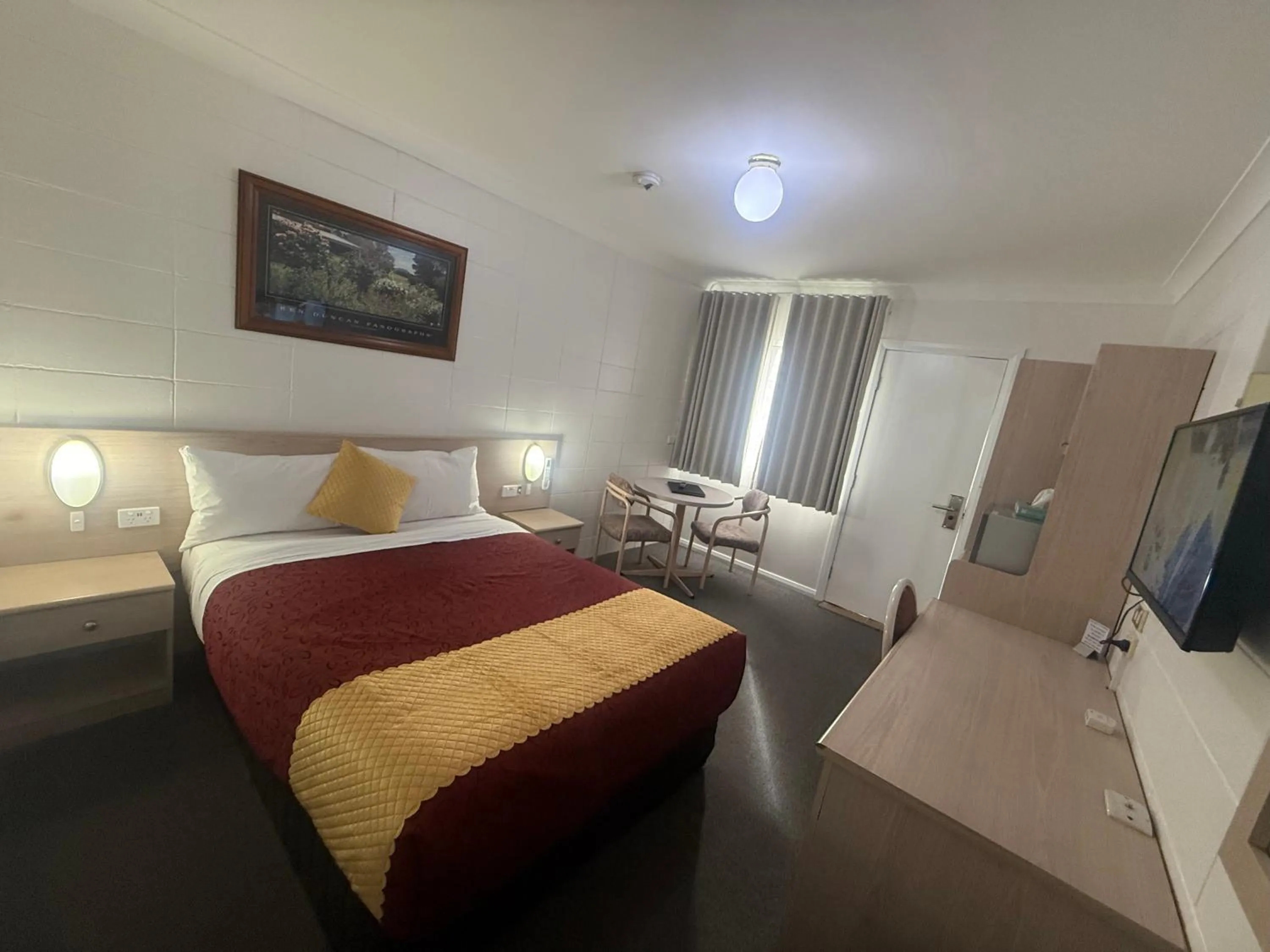 minibar, Bed in Cootamundra Gardens Motel