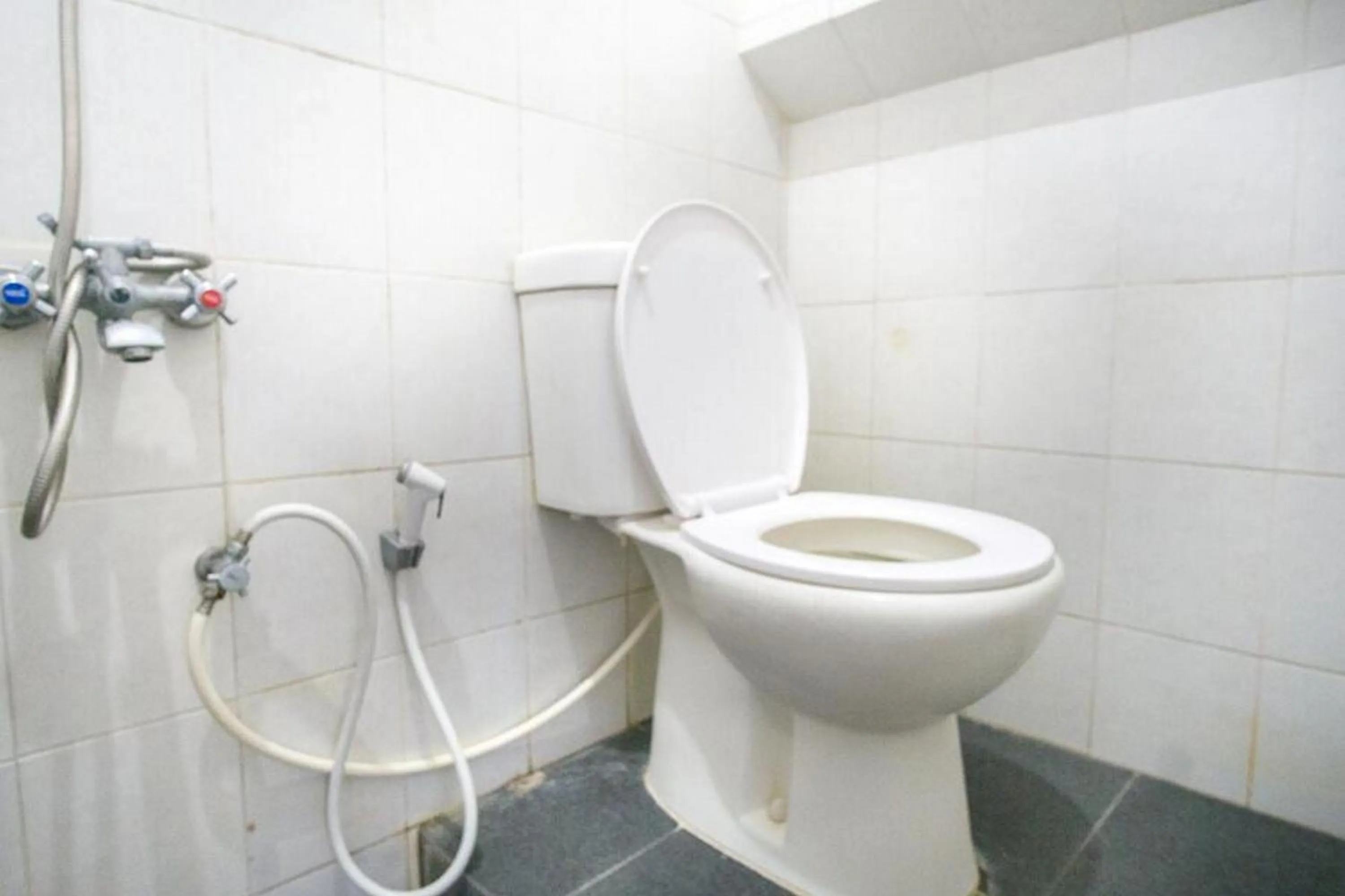 Bathroom in RedDoorz @ Jalan Gatot Subroto Denpasar