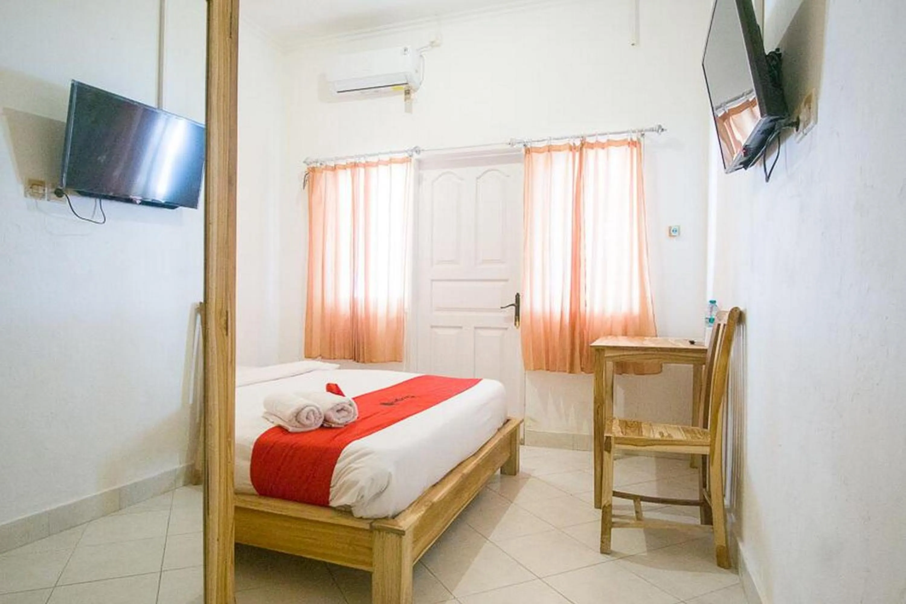 Bedroom, Bed in RedDoorz @ Jalan Gatot Subroto Denpasar