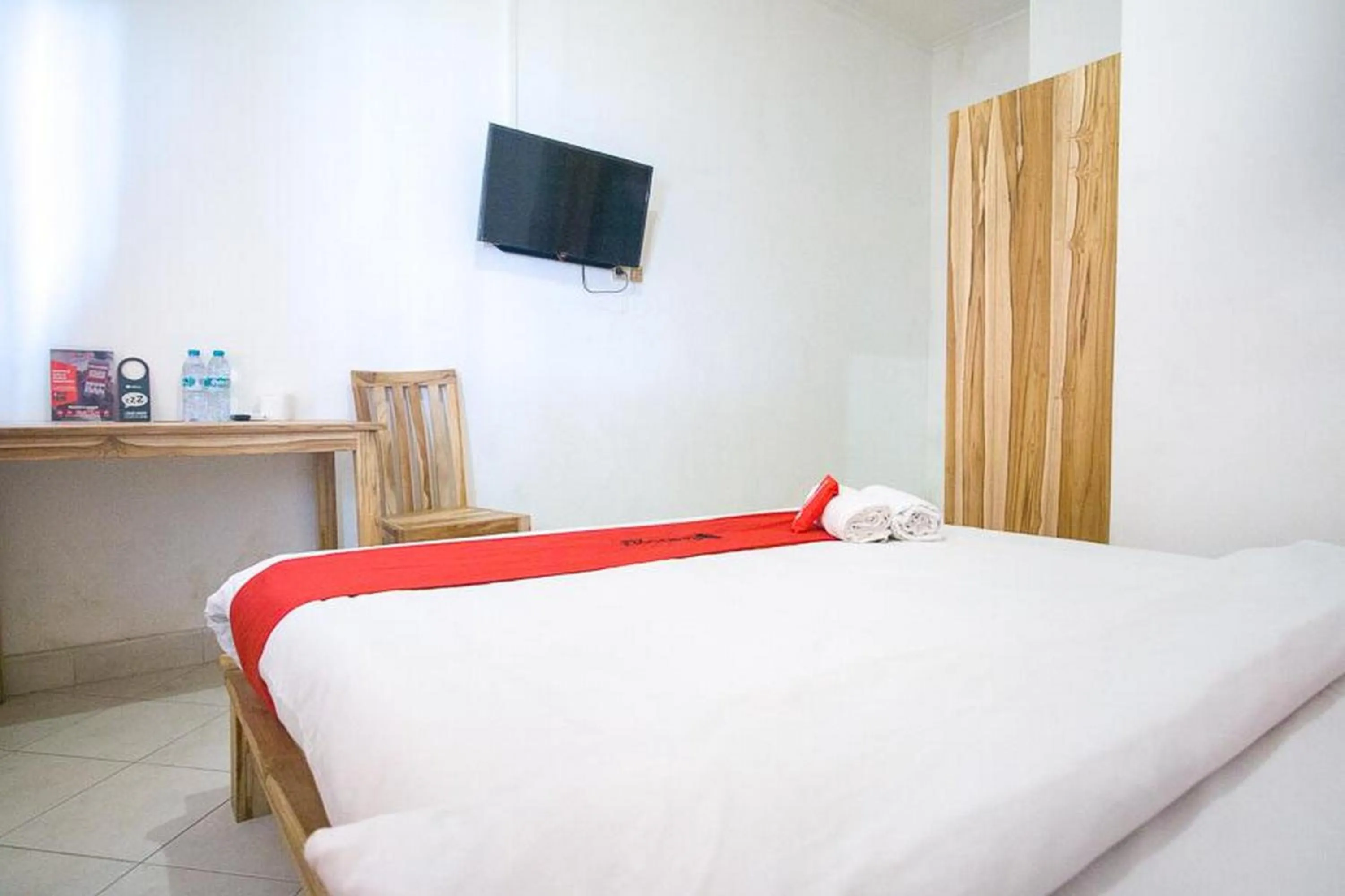 Bedroom, Bed in RedDoorz @ Jalan Gatot Subroto Denpasar
