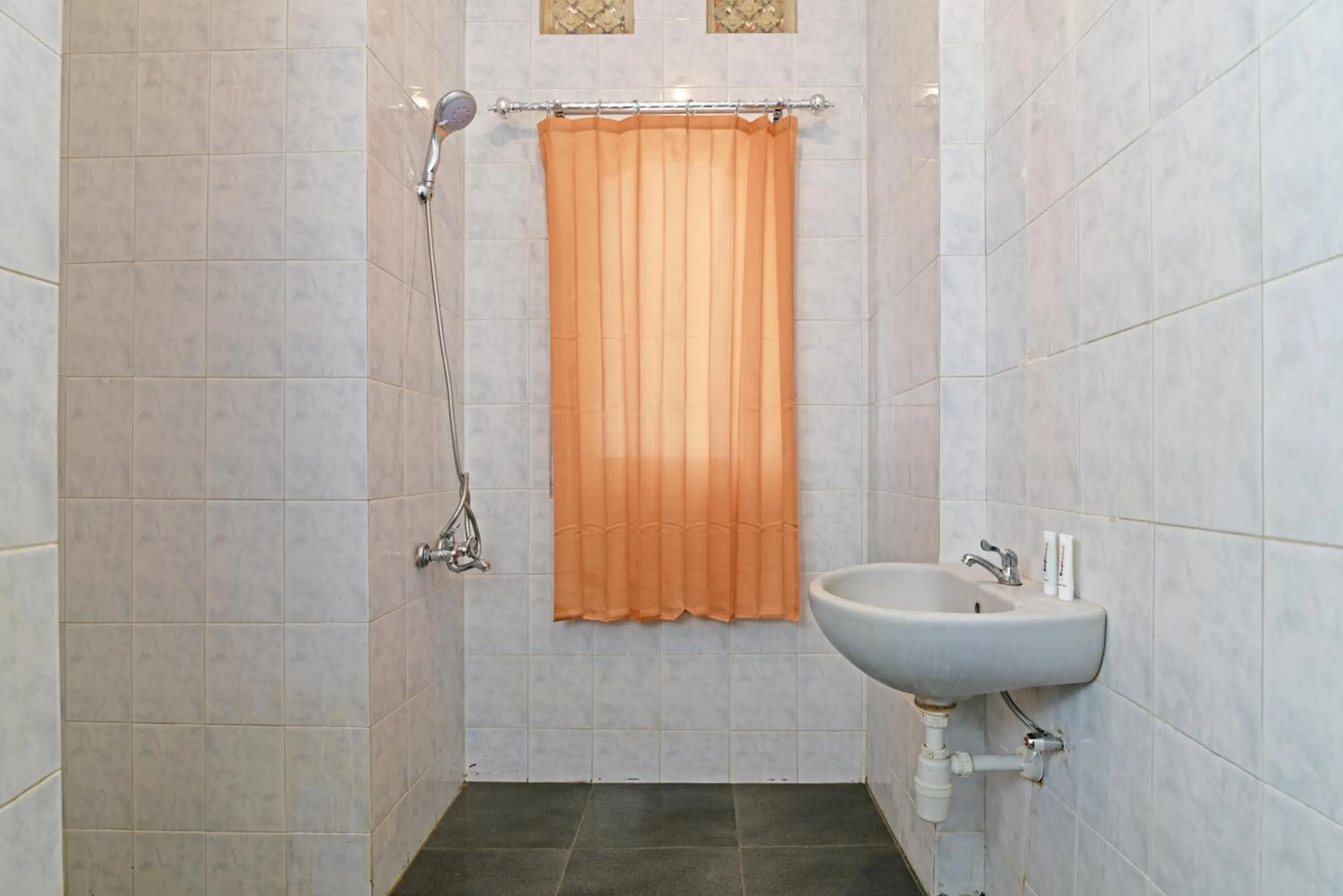 Bathroom in RedDoorz @ Jalan Gatot Subroto Denpasar