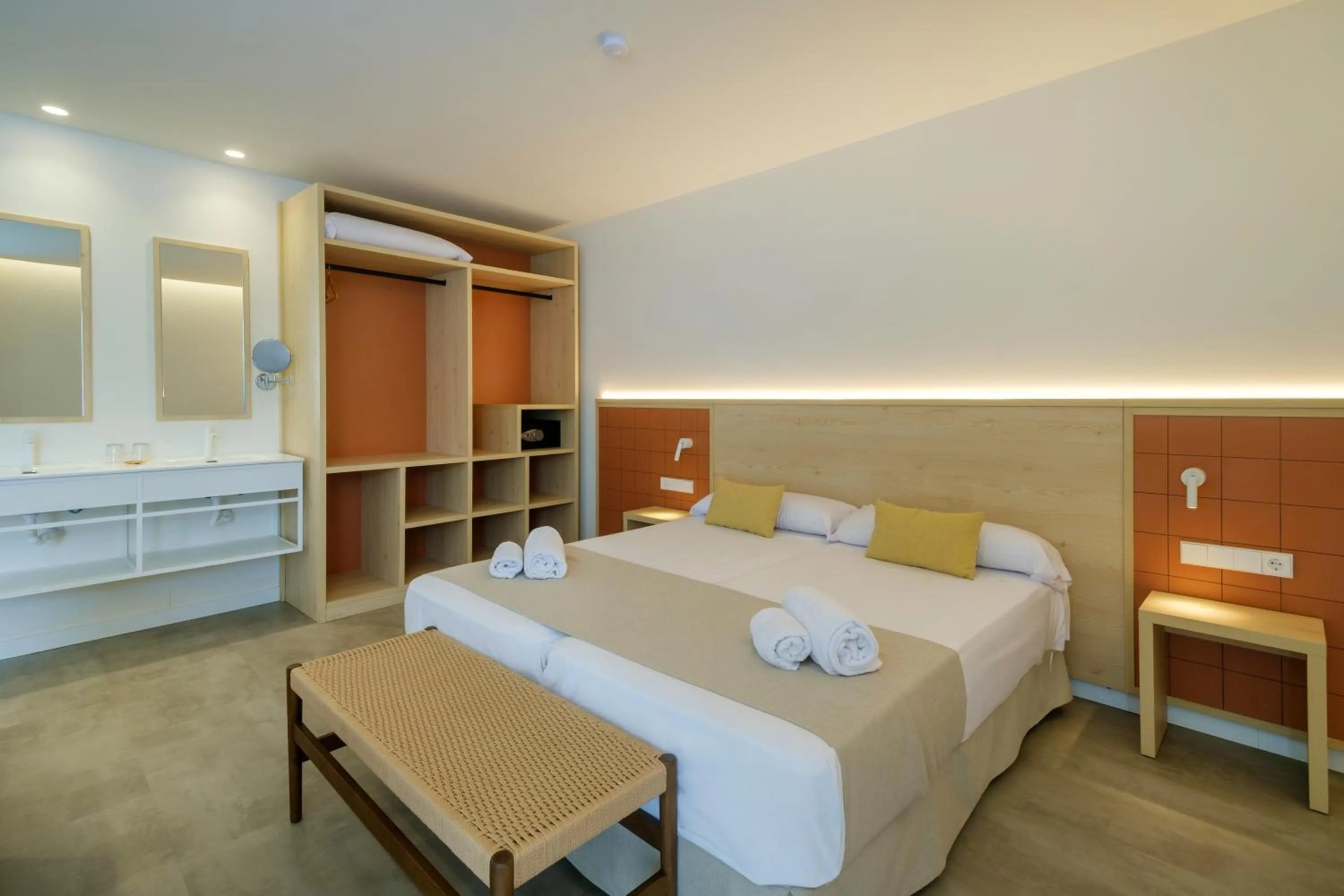 Photo of the whole room, Bed in Cabot Cala Ferrera