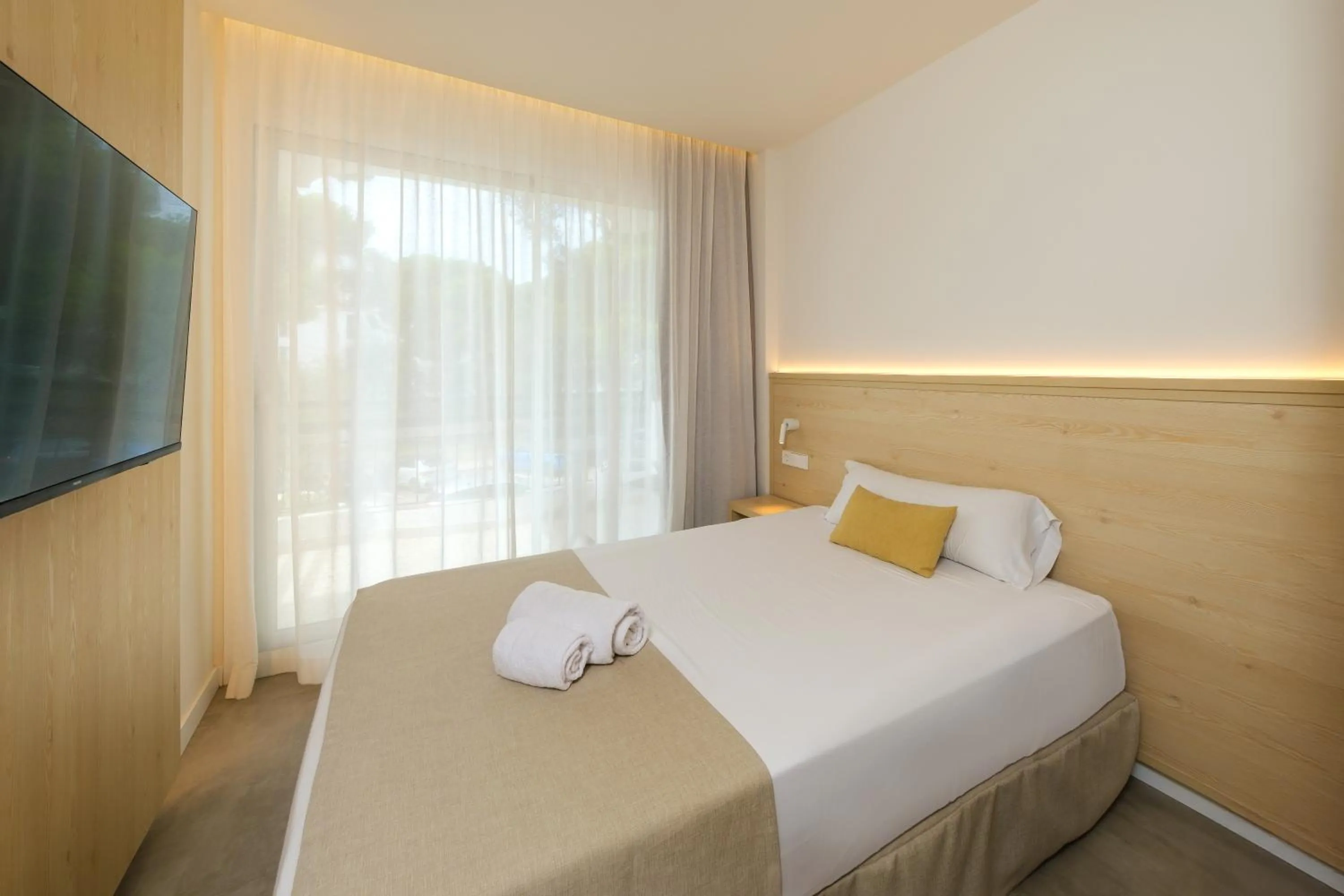 Photo of the whole room, Bed in Cabot Cala Ferrera