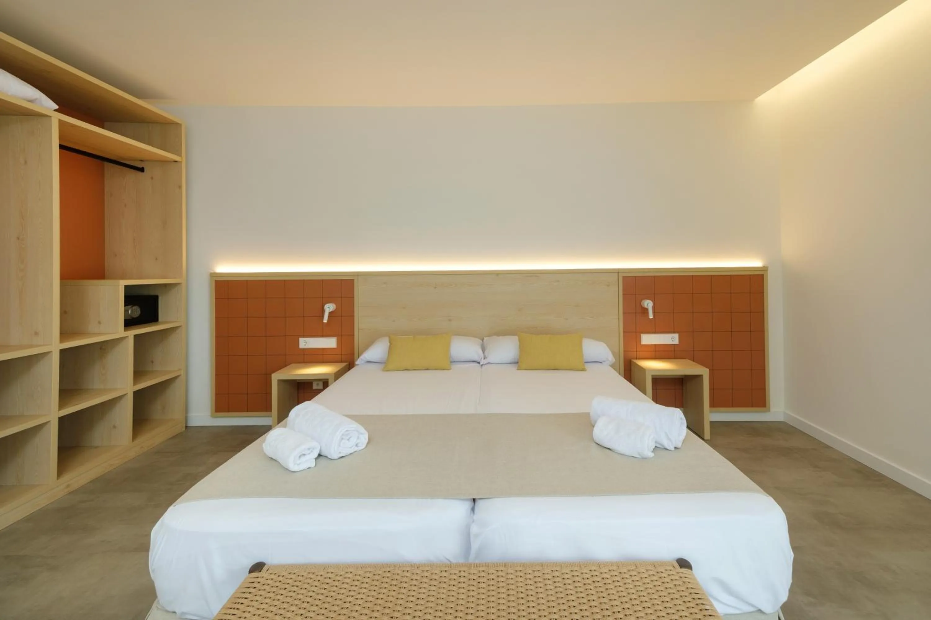 Photo of the whole room, Bed in Cabot Cala Ferrera