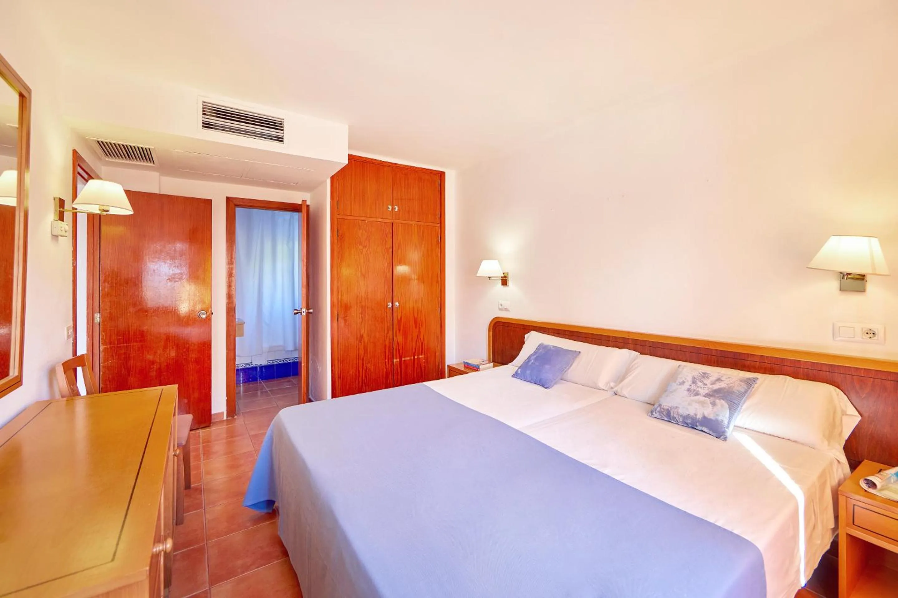 Bedroom, Bed in Gavimar Cala Gran Hotel and Apartments